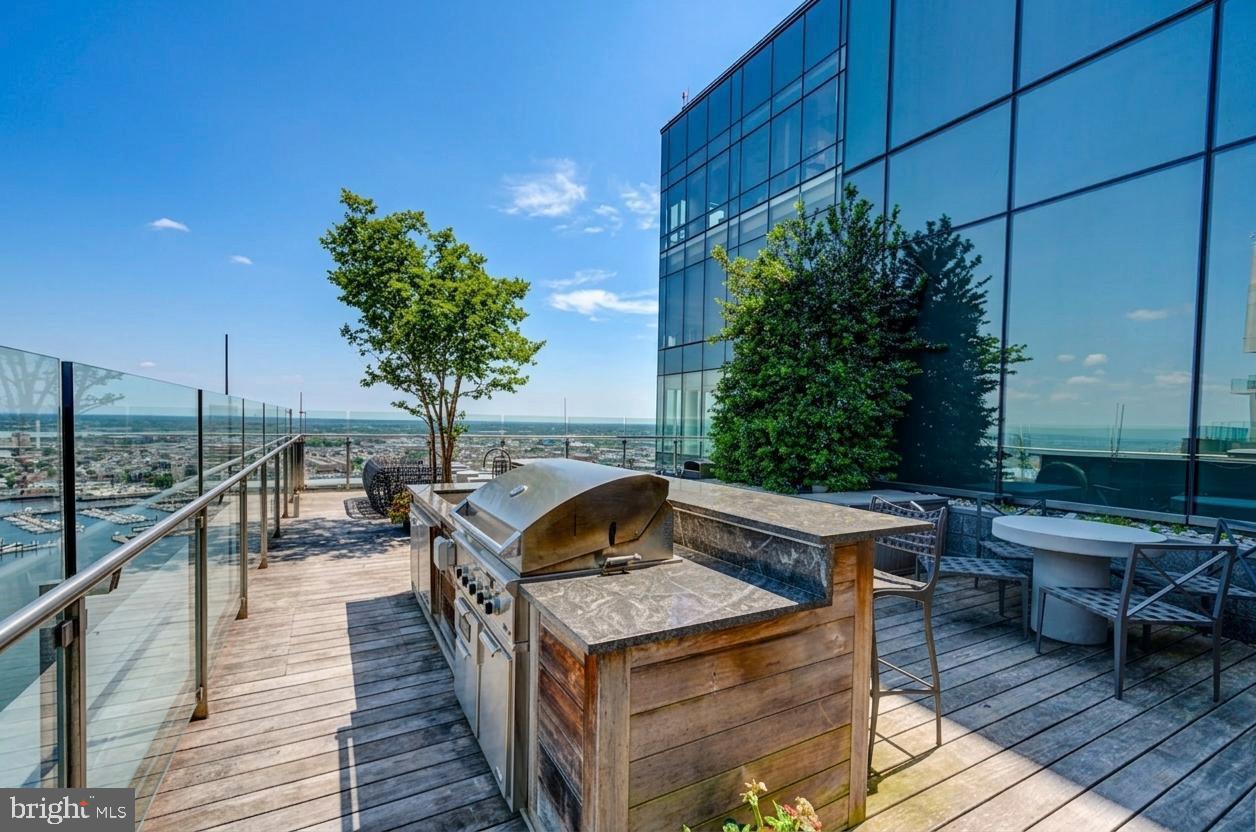 FOUR SEASONS PRIVATE RESIDENCES - Residential