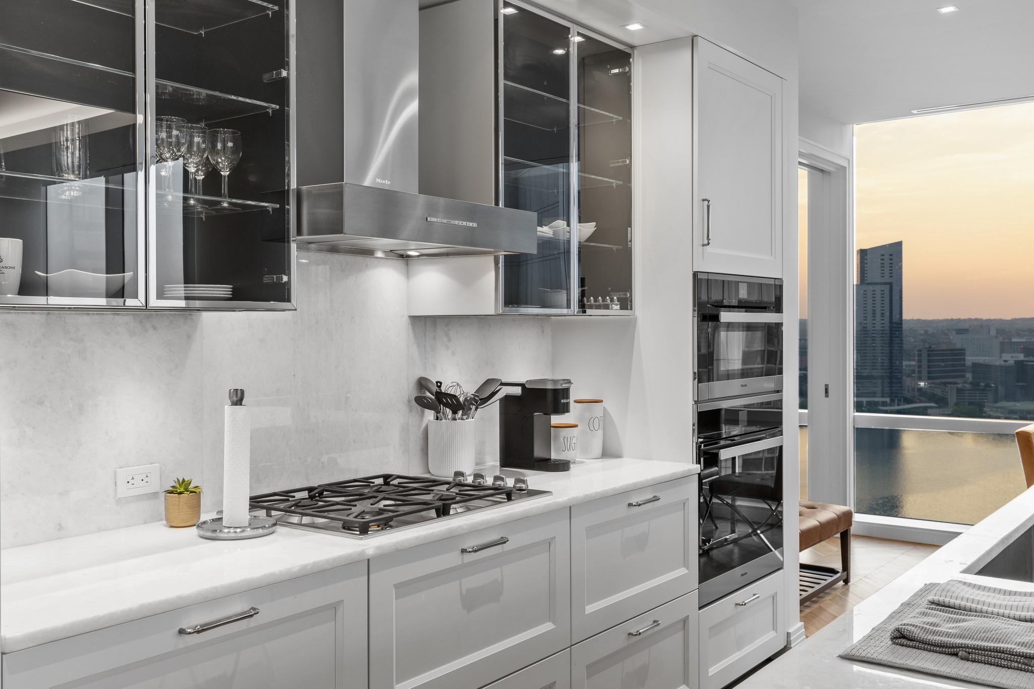 FOUR SEASONS PRIVATE RESIDENCES - Residential
