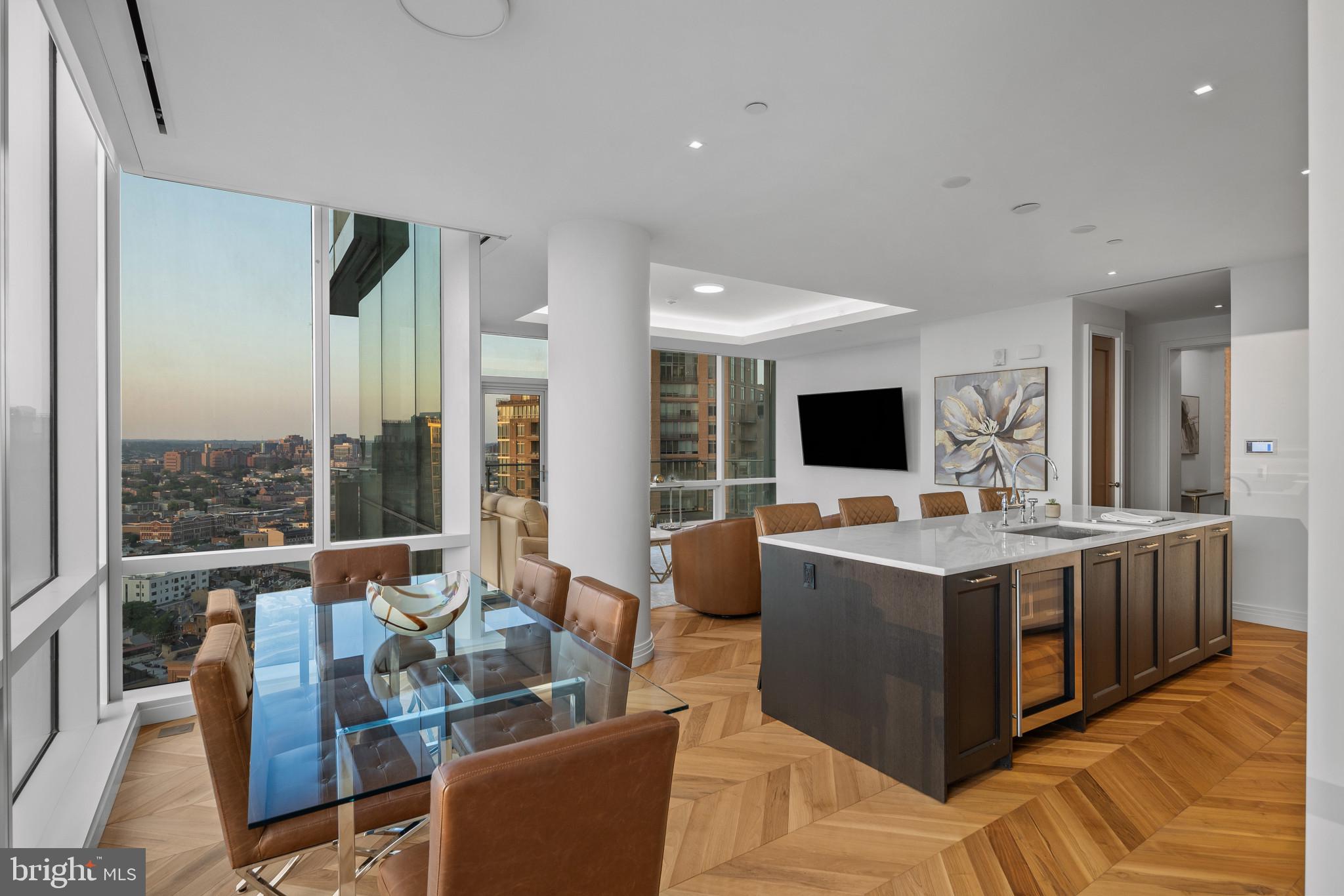 FOUR SEASONS PRIVATE RESIDENCES - Residential