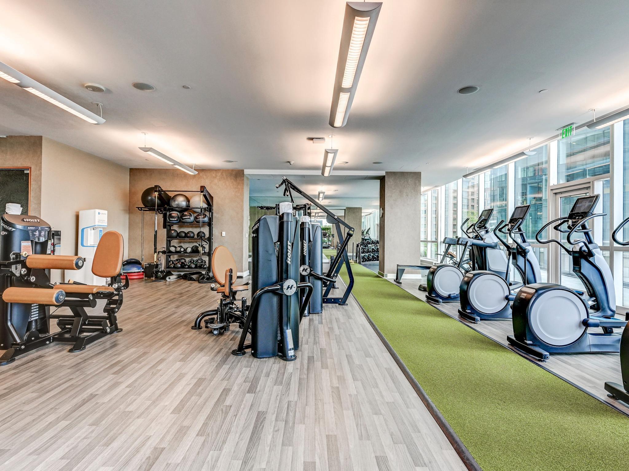 FOUR SEASONS PRIVATE RESIDENCES - Residential