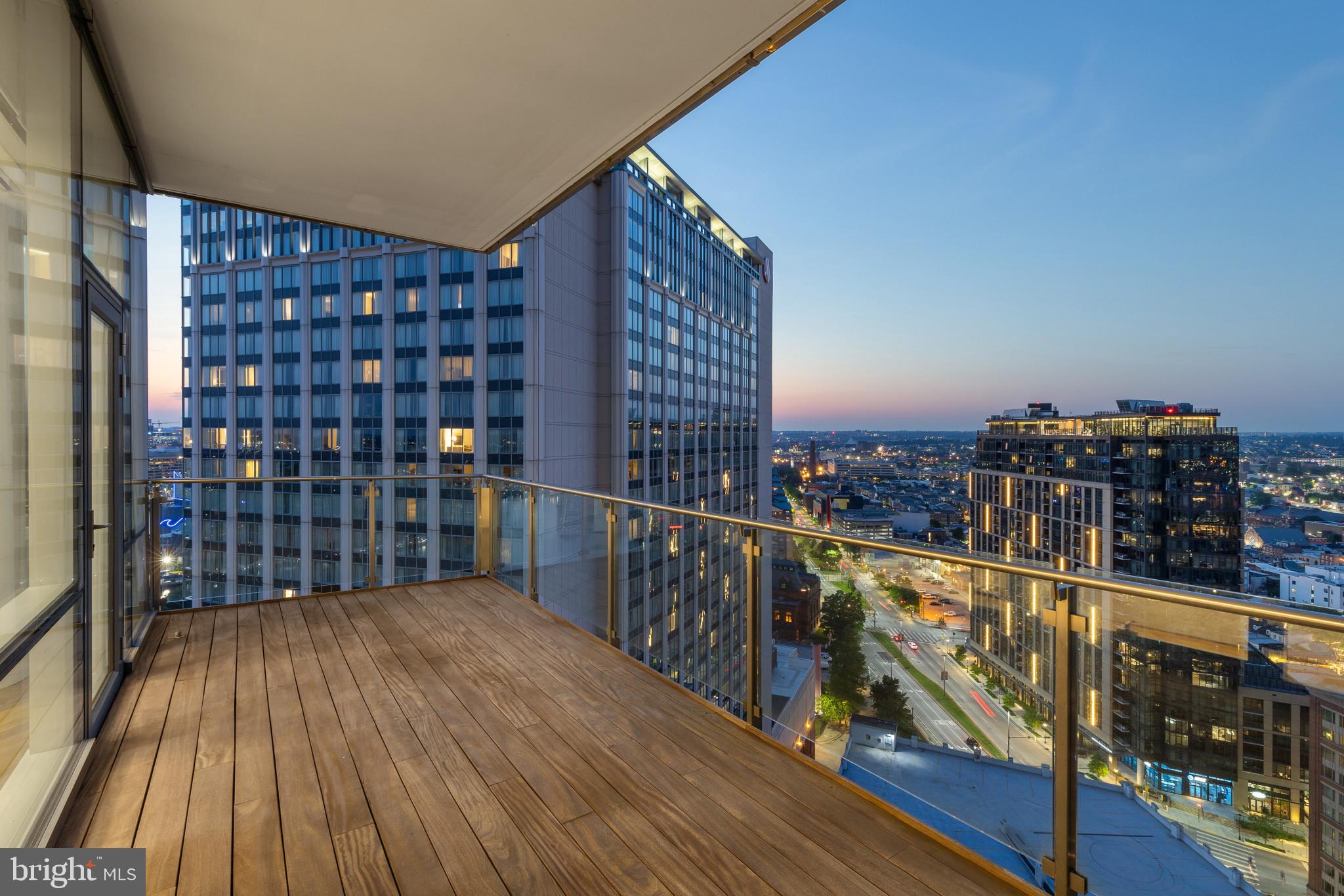 FOUR SEASONS PRIVATE RESIDENCES - Residential
