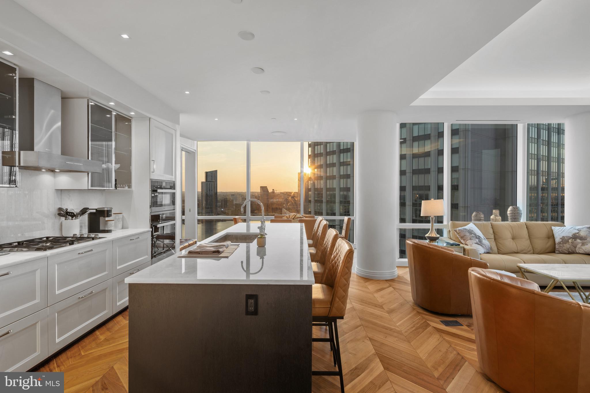 FOUR SEASONS PRIVATE RESIDENCES - Residential