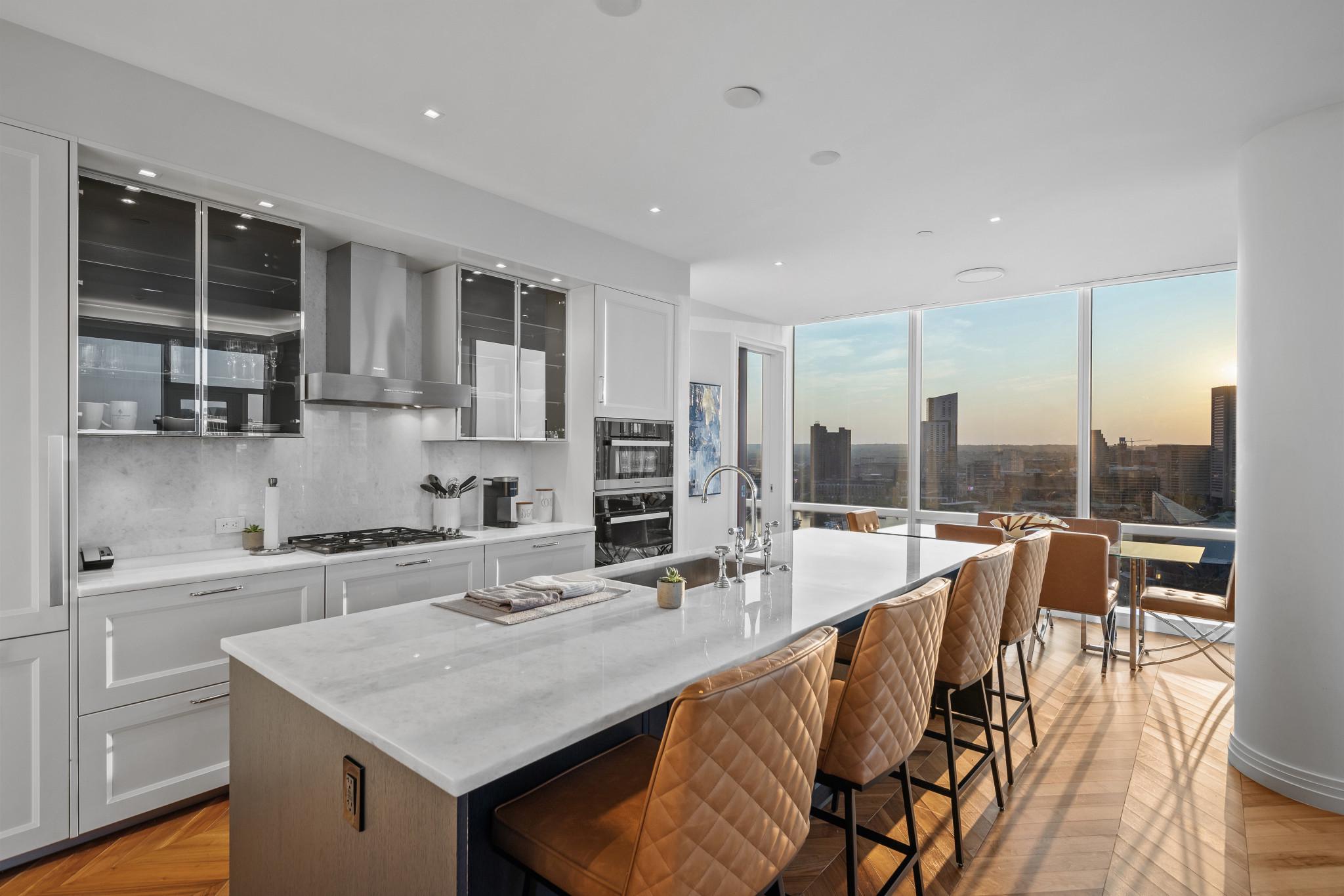 FOUR SEASONS PRIVATE RESIDENCES - Residential