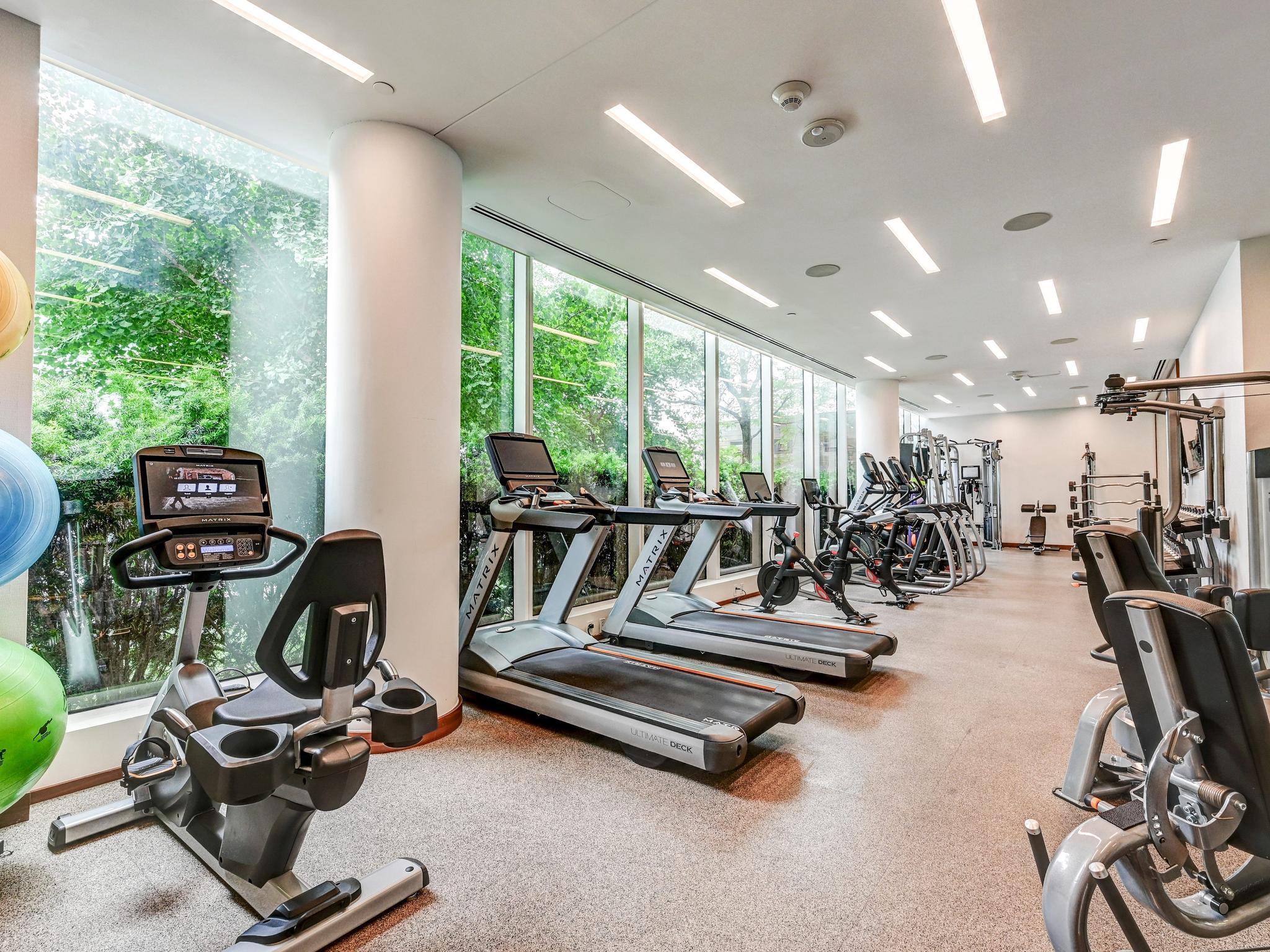 FOUR SEASONS PRIVATE RESIDENCES - Residential