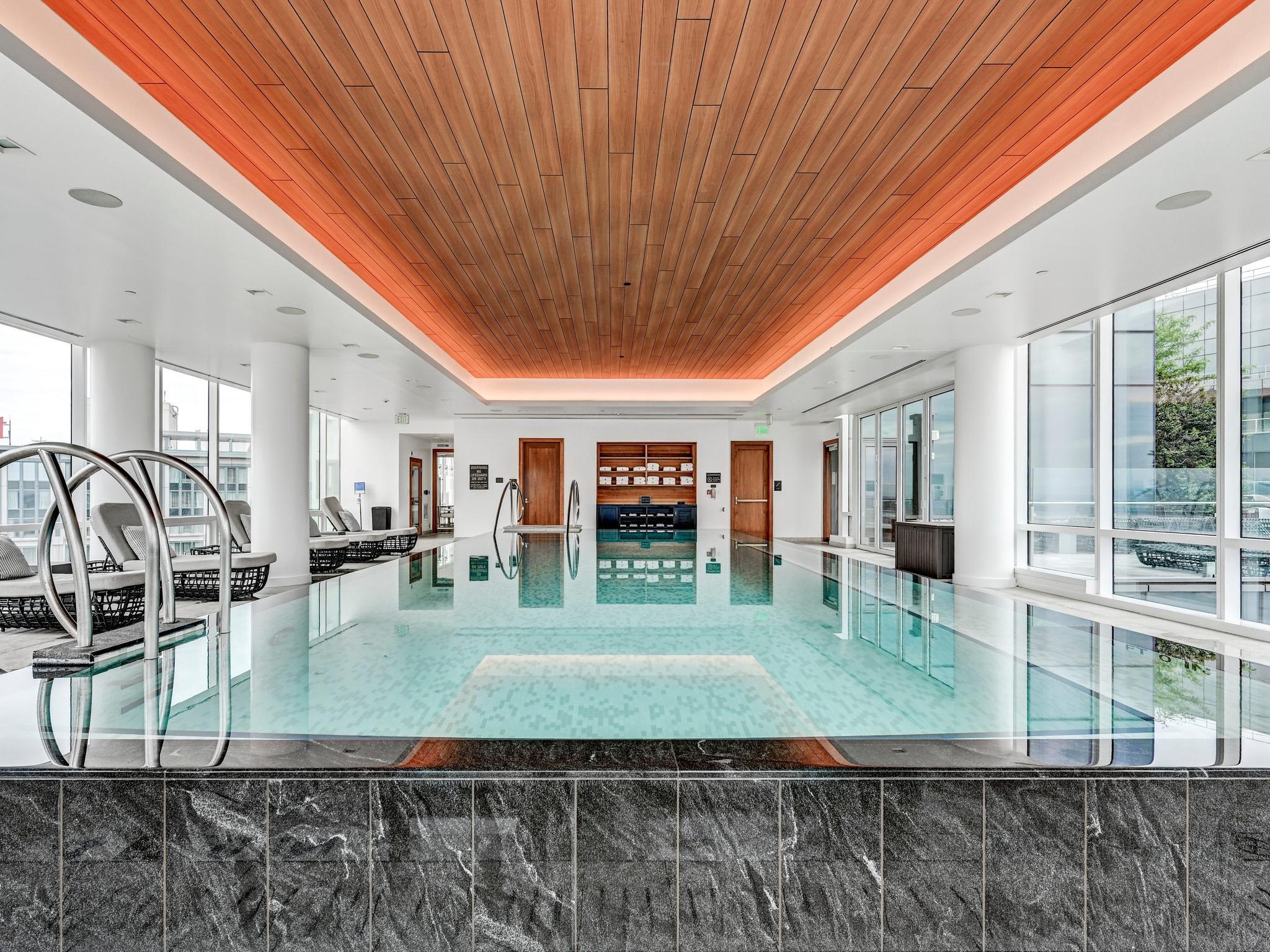 FOUR SEASONS PRIVATE RESIDENCES - Residential