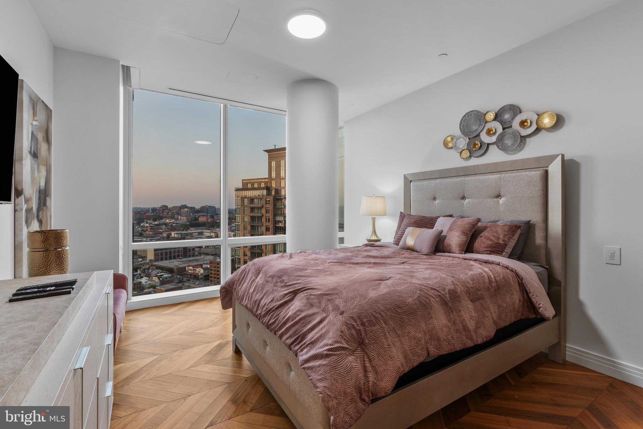 FOUR SEASONS PRIVATE RESIDENCES - Residential