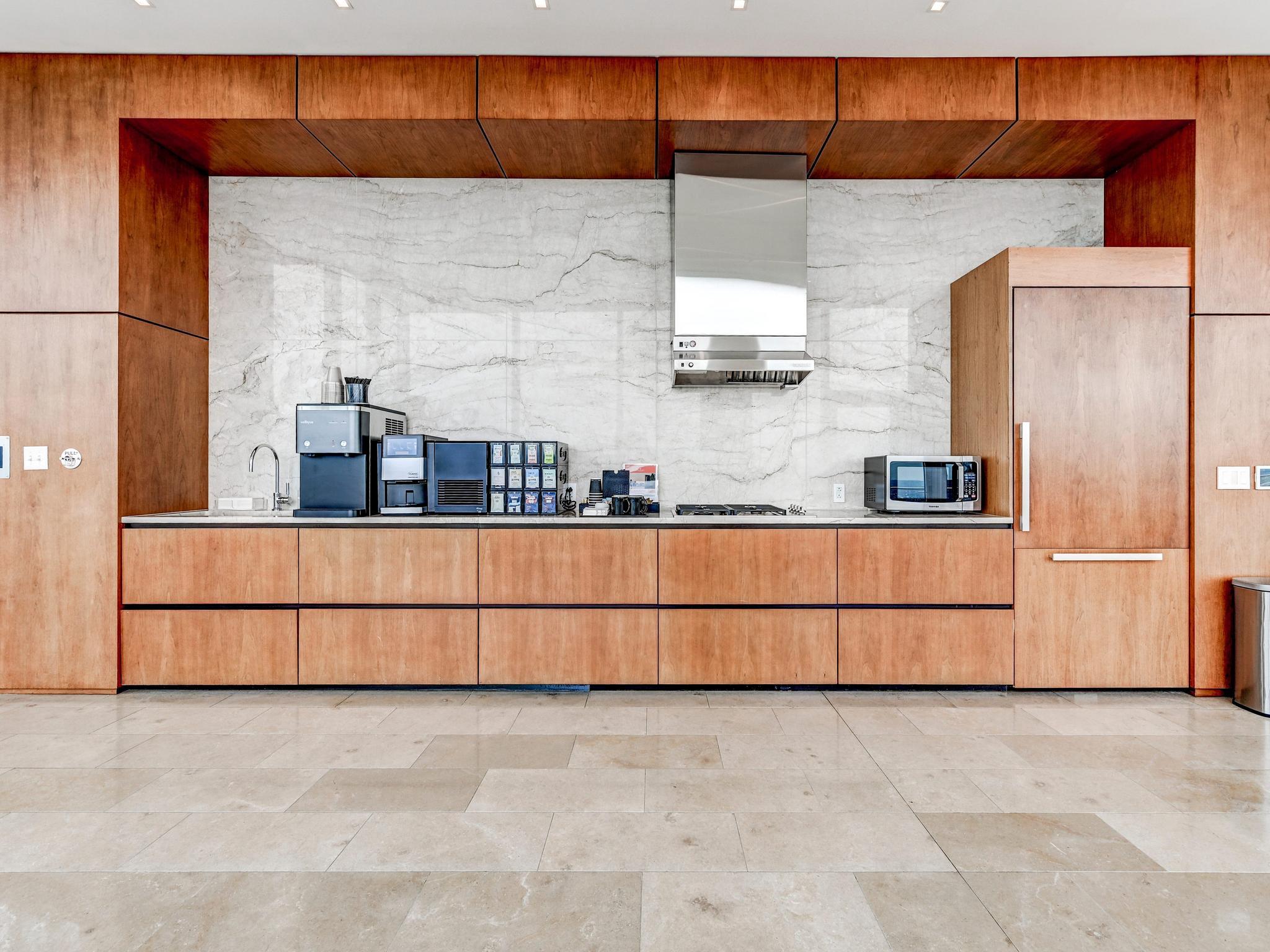 FOUR SEASONS PRIVATE RESIDENCES - Residential