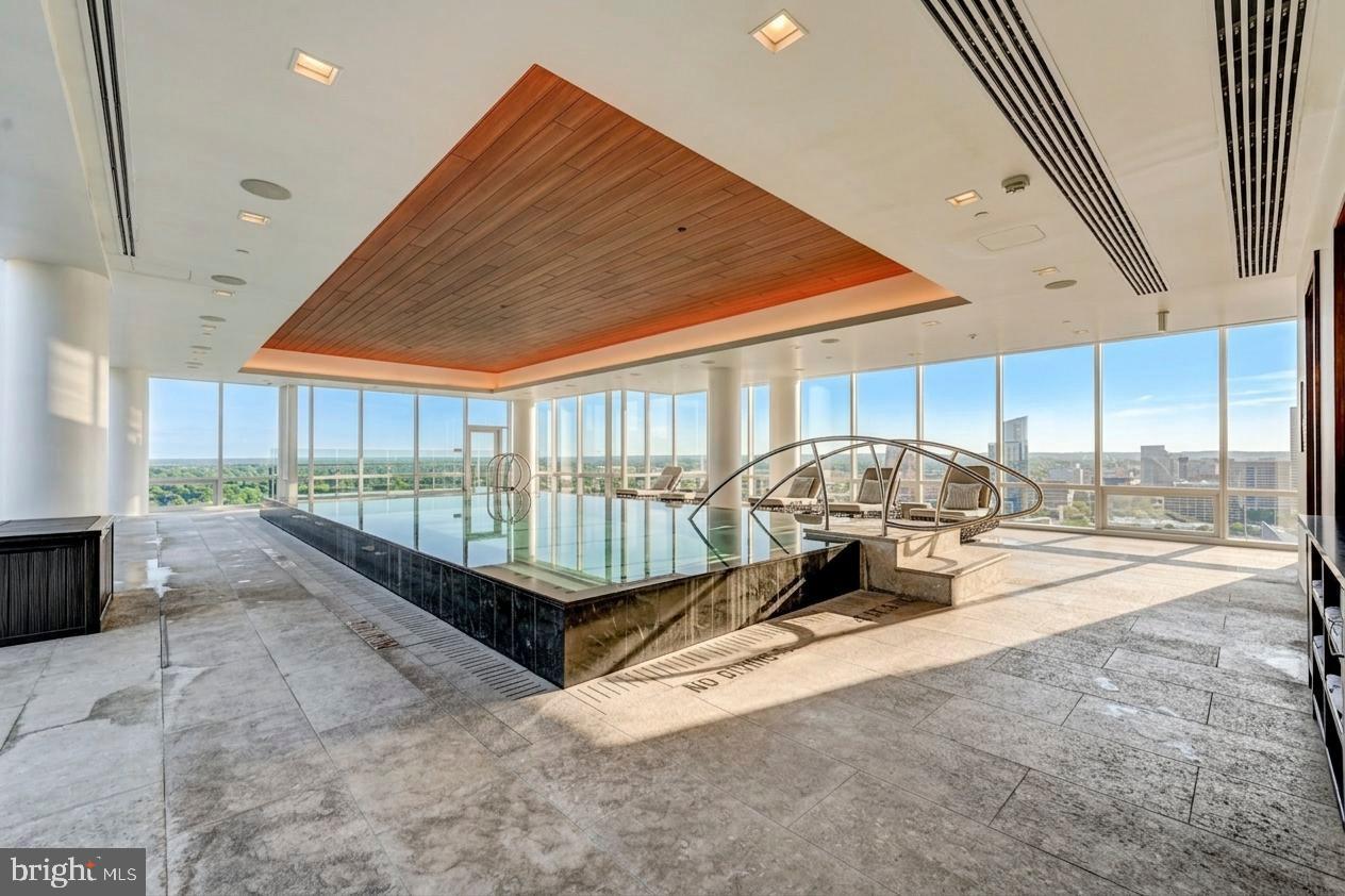 FOUR SEASONS PRIVATE RESIDENCES - Residential