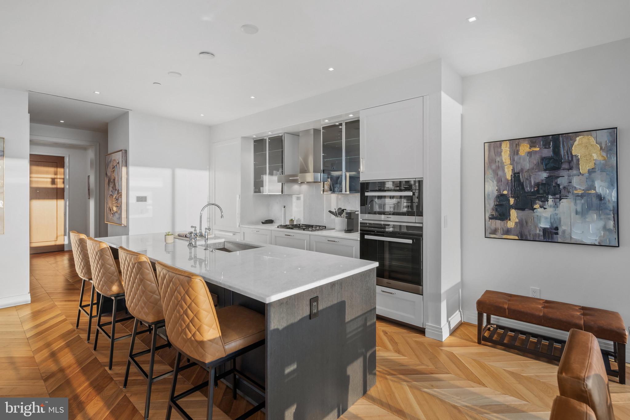 FOUR SEASONS PRIVATE RESIDENCES - Residential