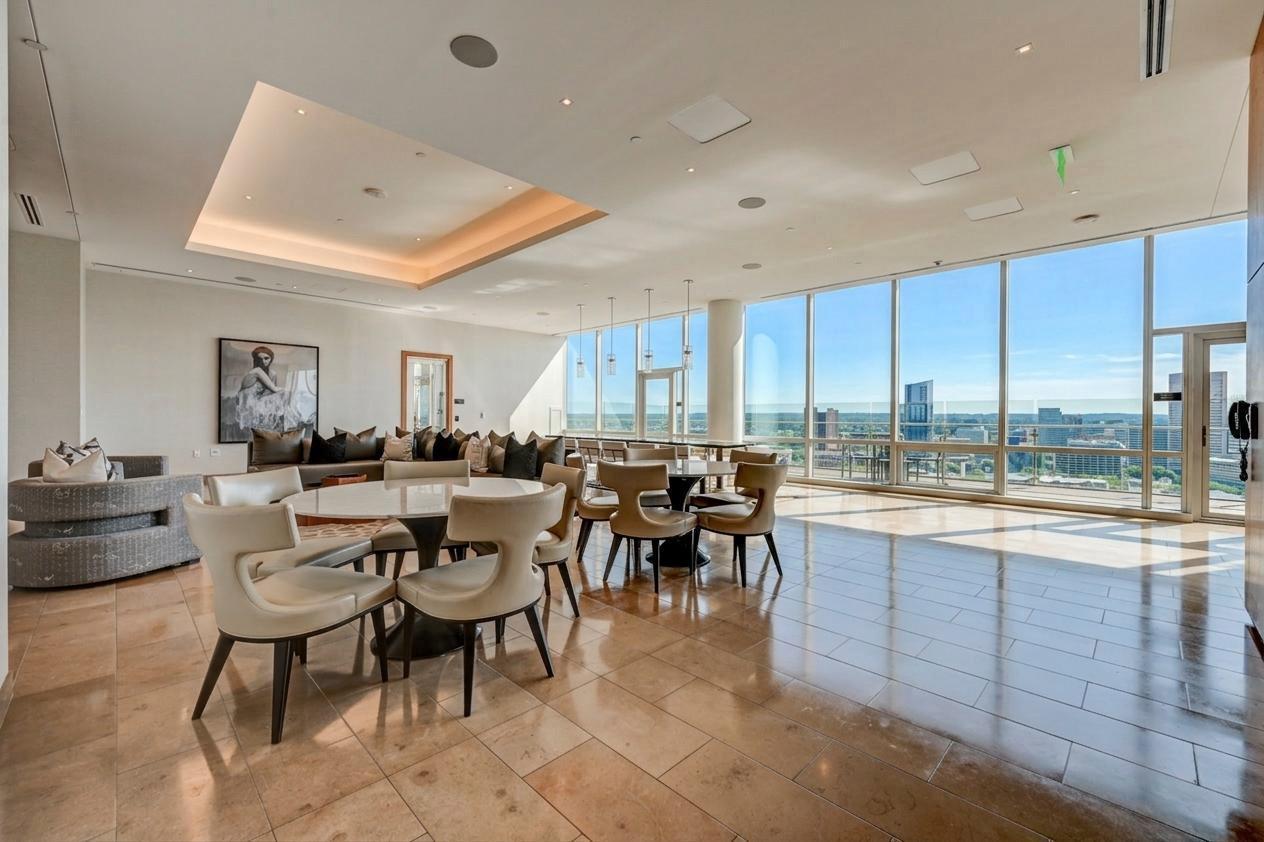 FOUR SEASONS PRIVATE RESIDENCES - Residential