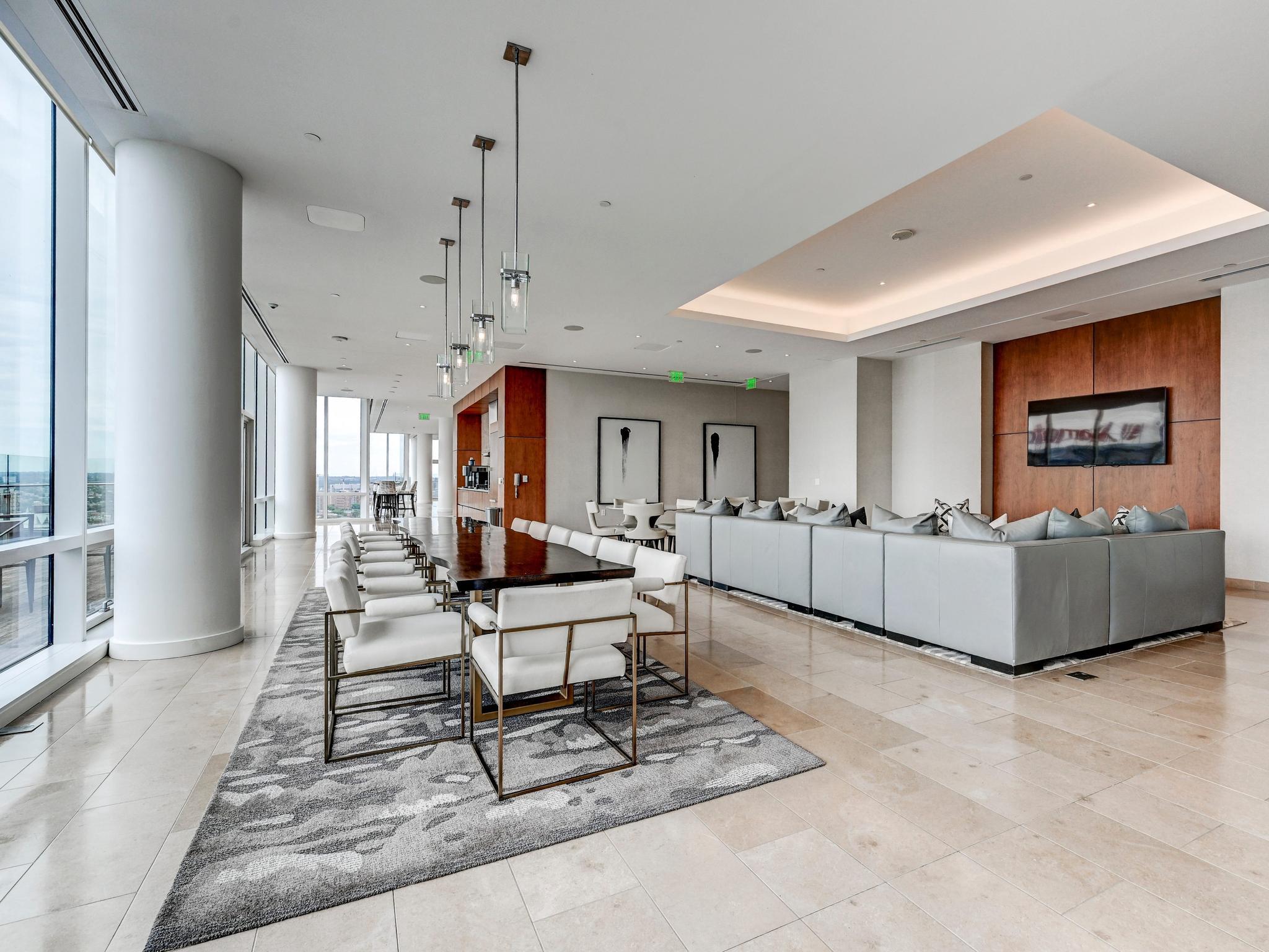 FOUR SEASONS PRIVATE RESIDENCES - Residential