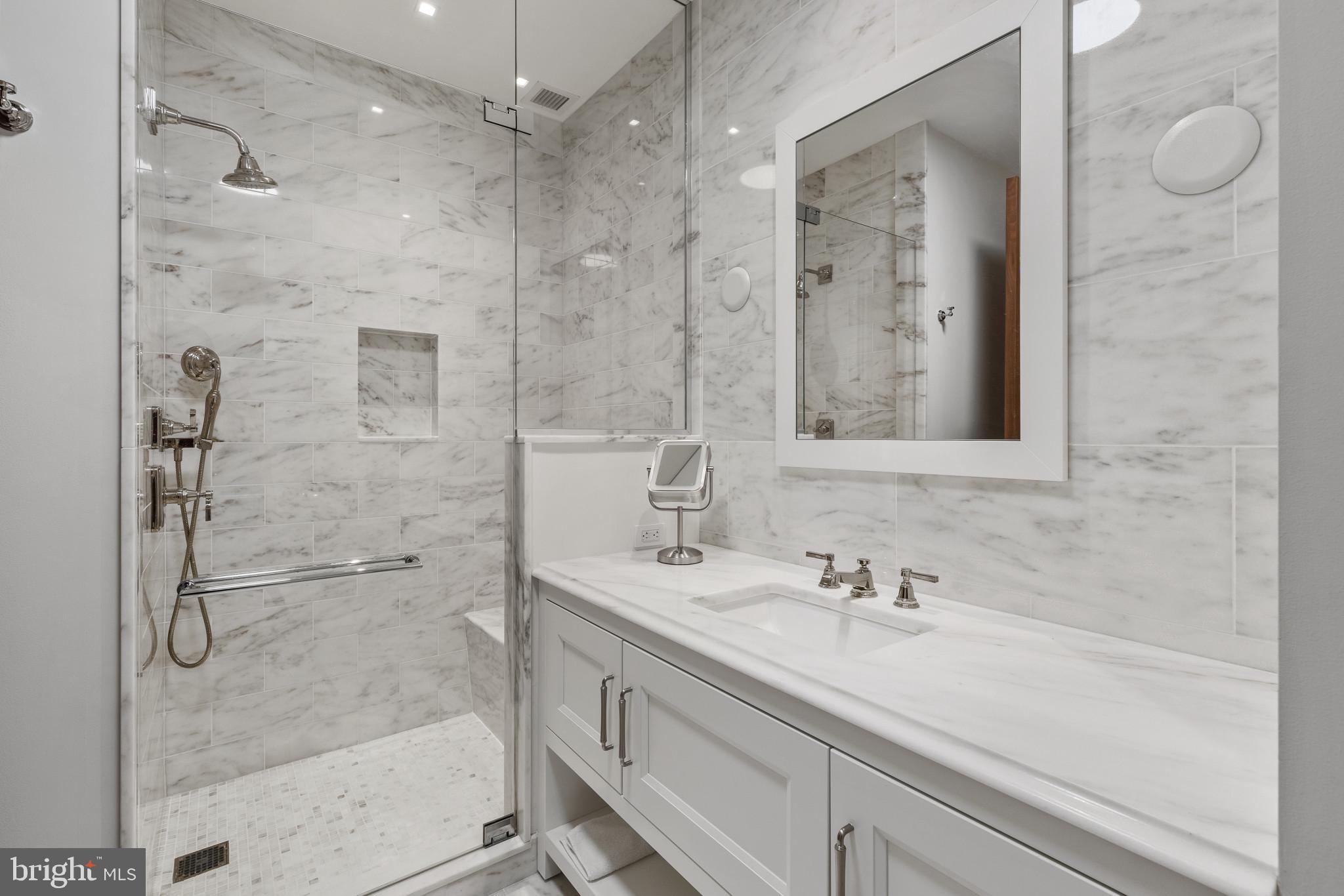 FOUR SEASONS PRIVATE RESIDENCES - Residential