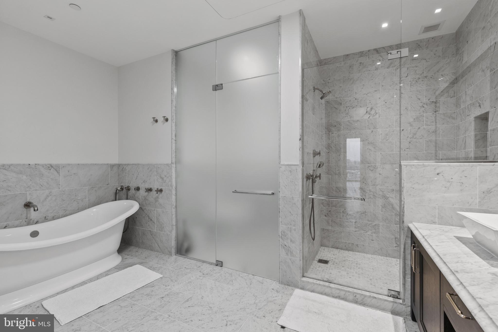 FOUR SEASONS PRIVATE RESIDENCES - Residential