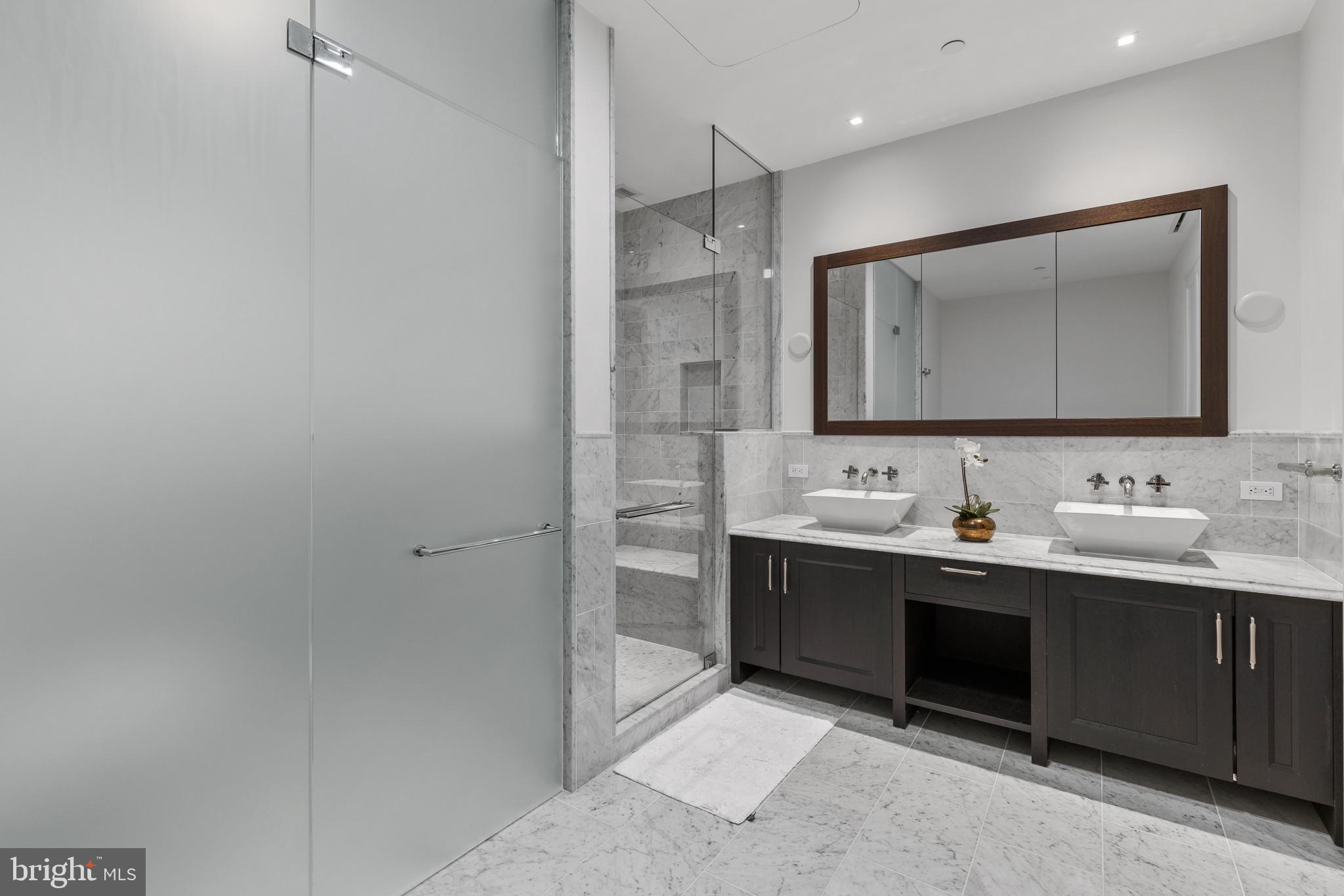 FOUR SEASONS PRIVATE RESIDENCES - Residential
