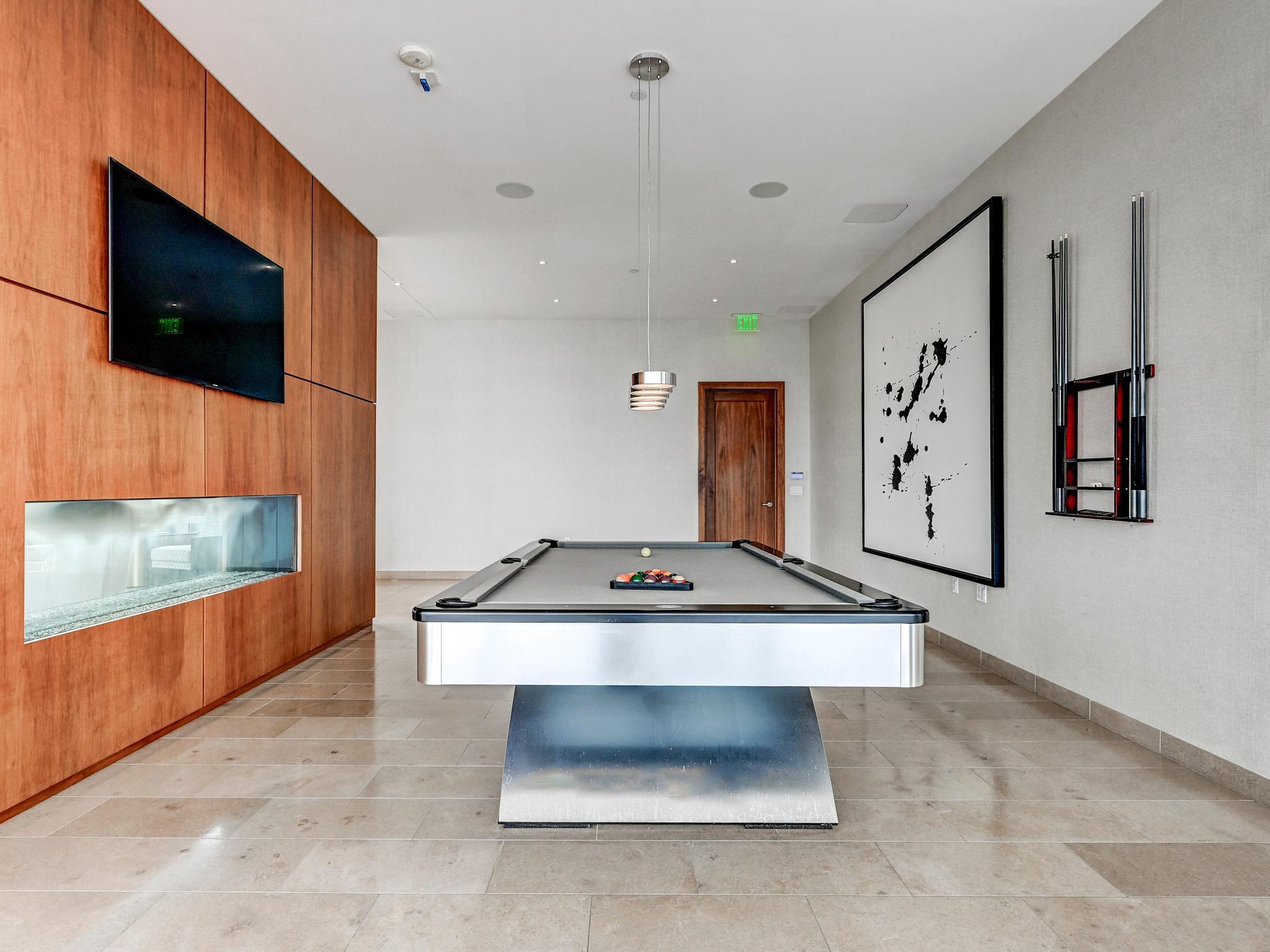 FOUR SEASONS PRIVATE RESIDENCES - Residential