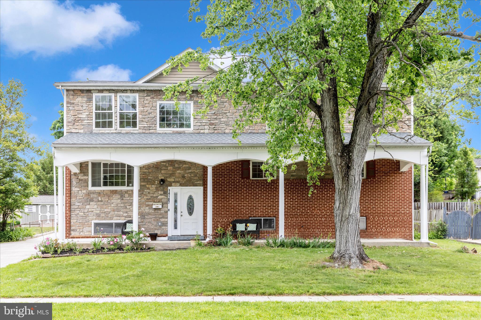 ENGLISH MANOR - Residential