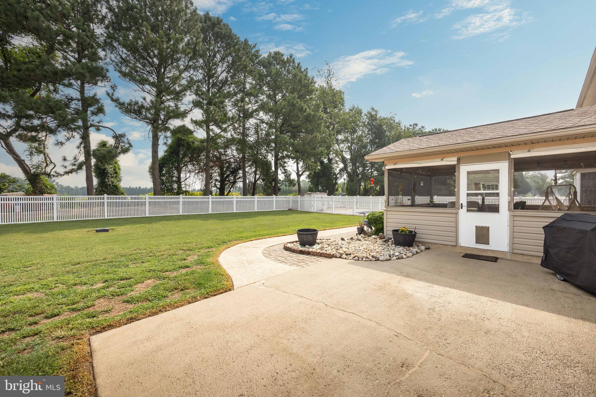 THE HOLLYS - Residential