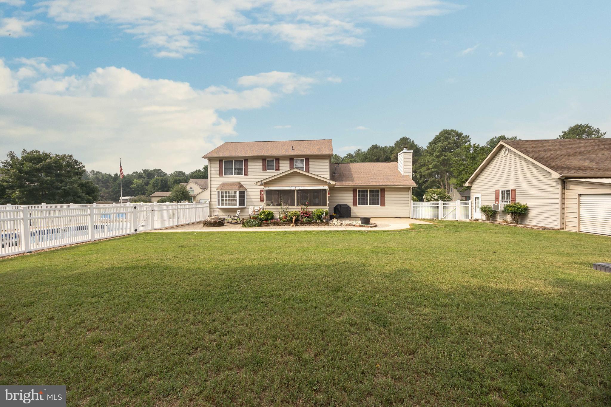 THE HOLLYS - Residential