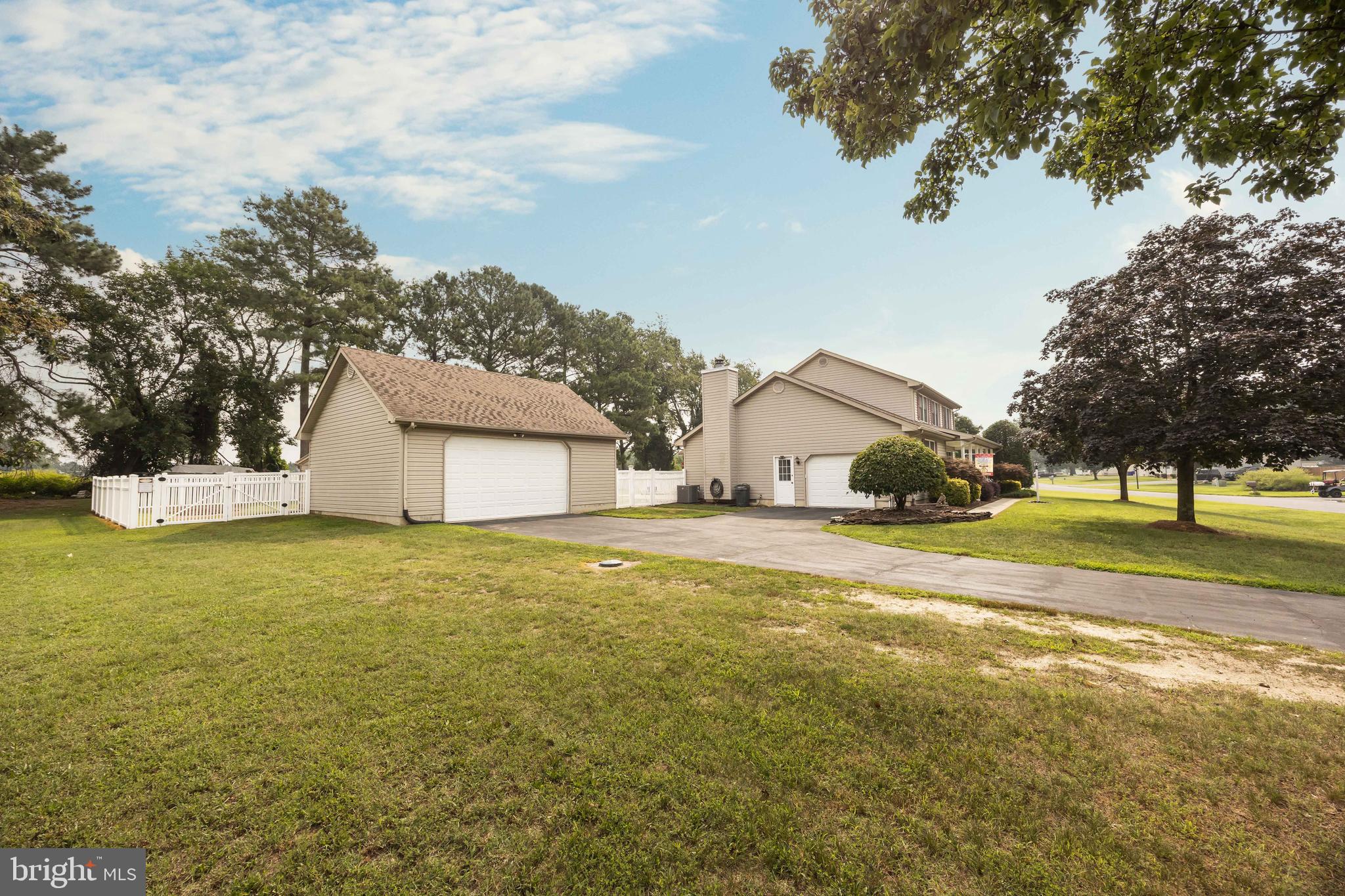 THE HOLLYS - Residential