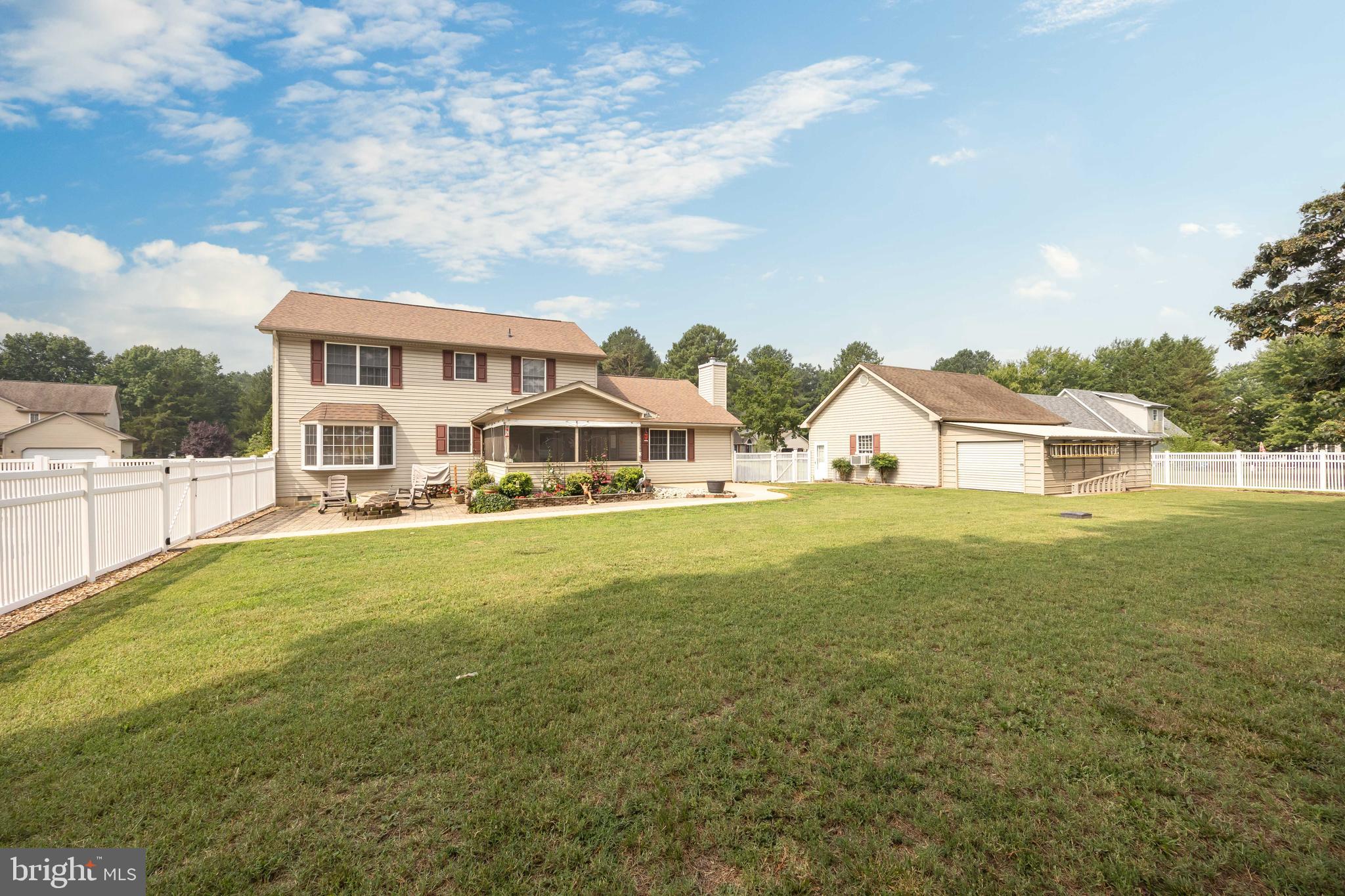THE HOLLYS - Residential