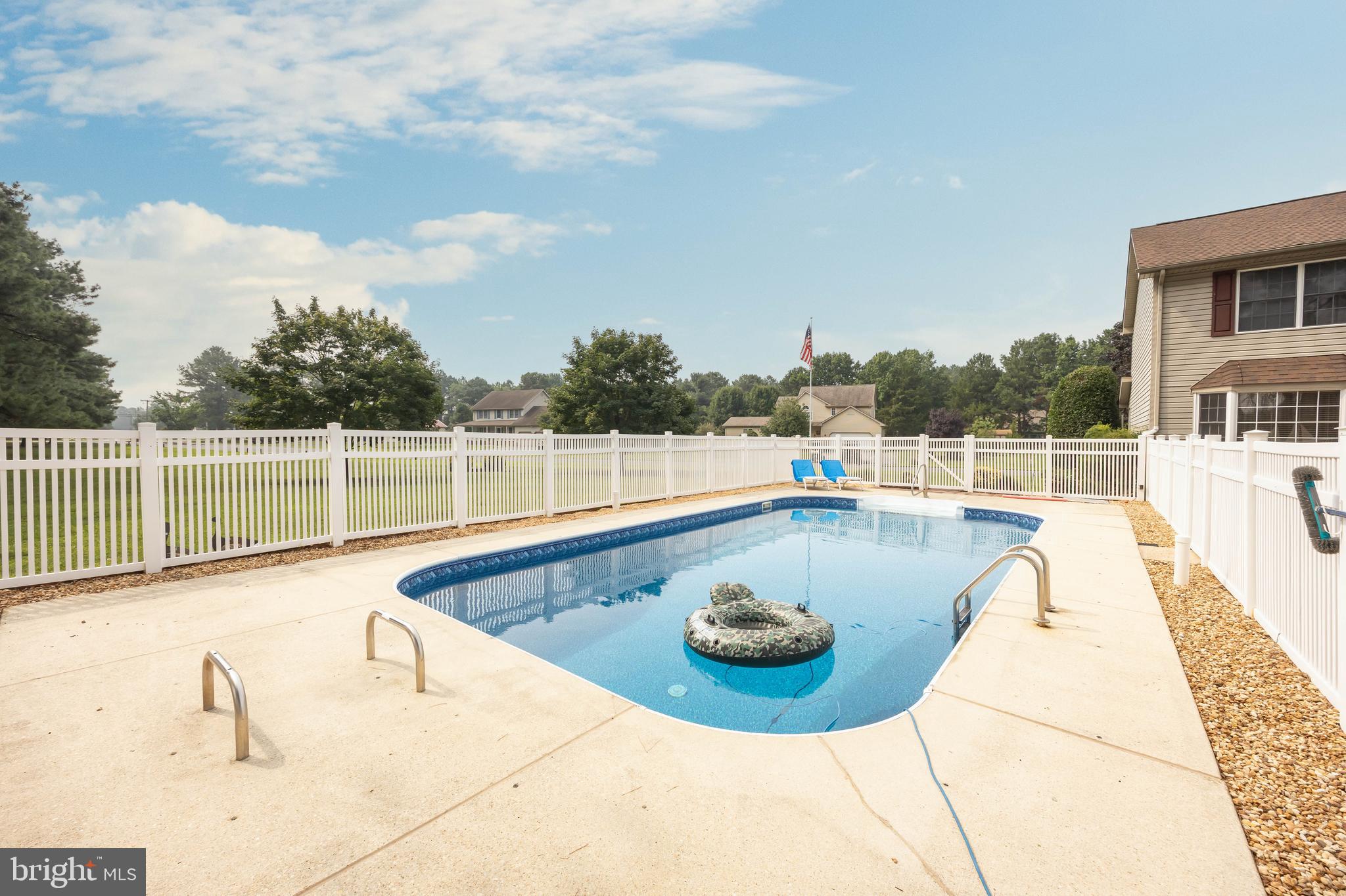 THE HOLLYS - Residential