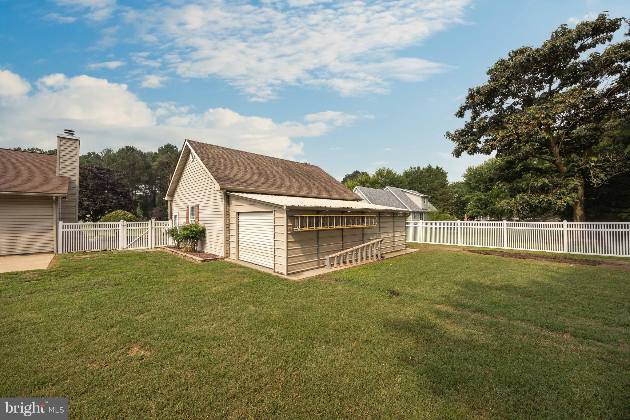 THE HOLLYS - Residential
