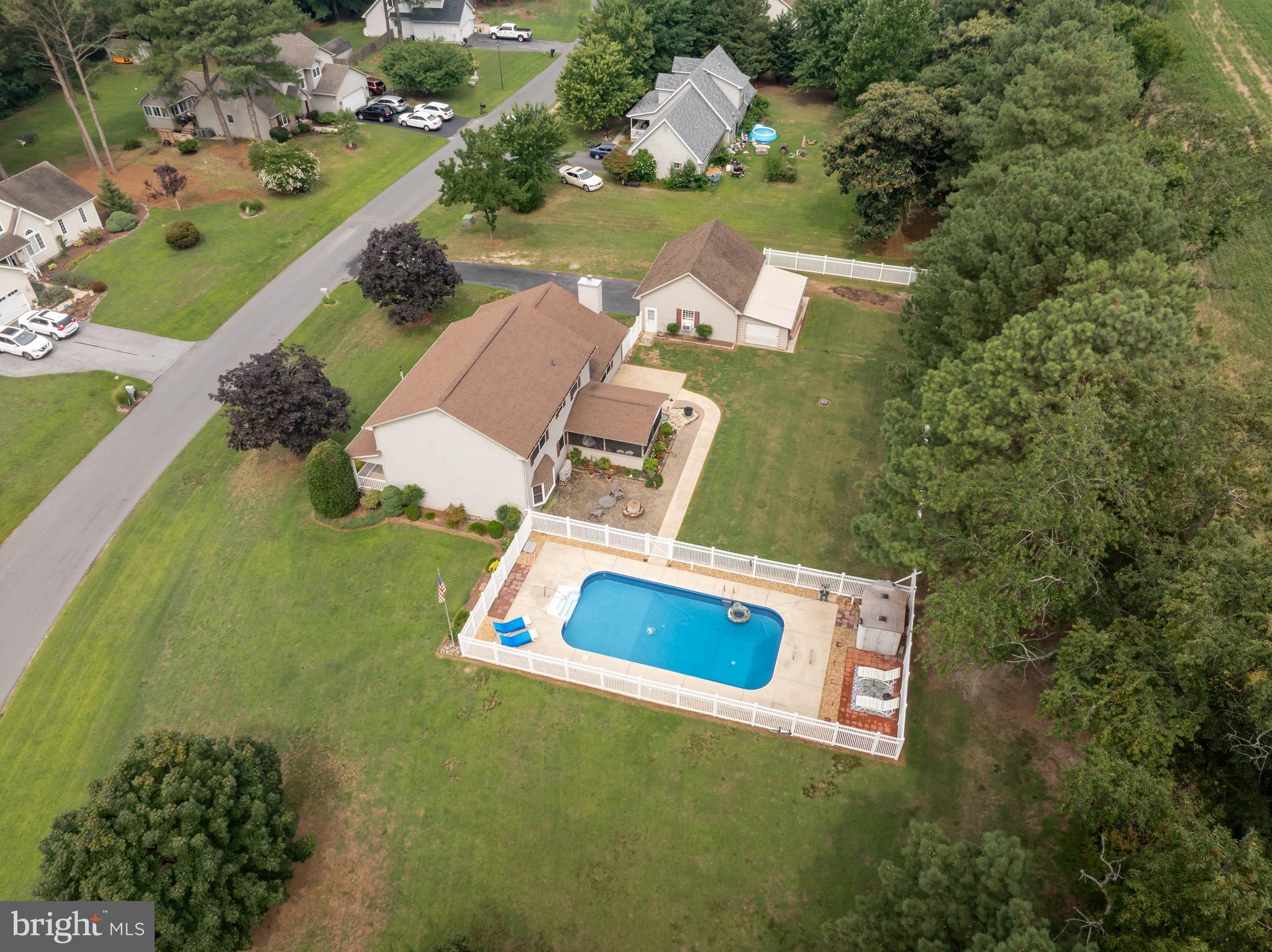 THE HOLLYS - Residential
