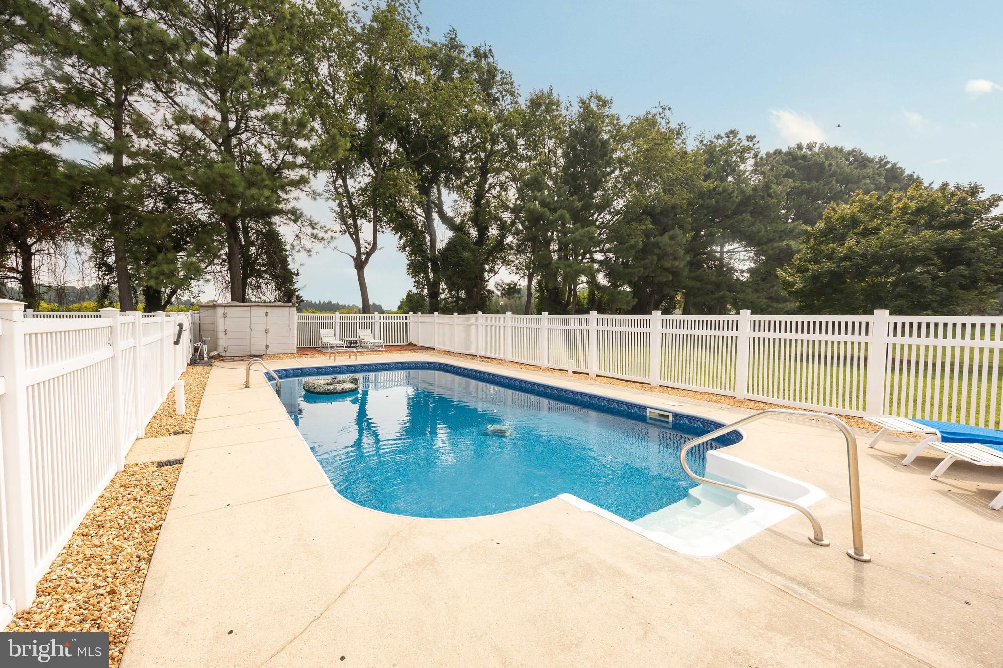 THE HOLLYS - Residential