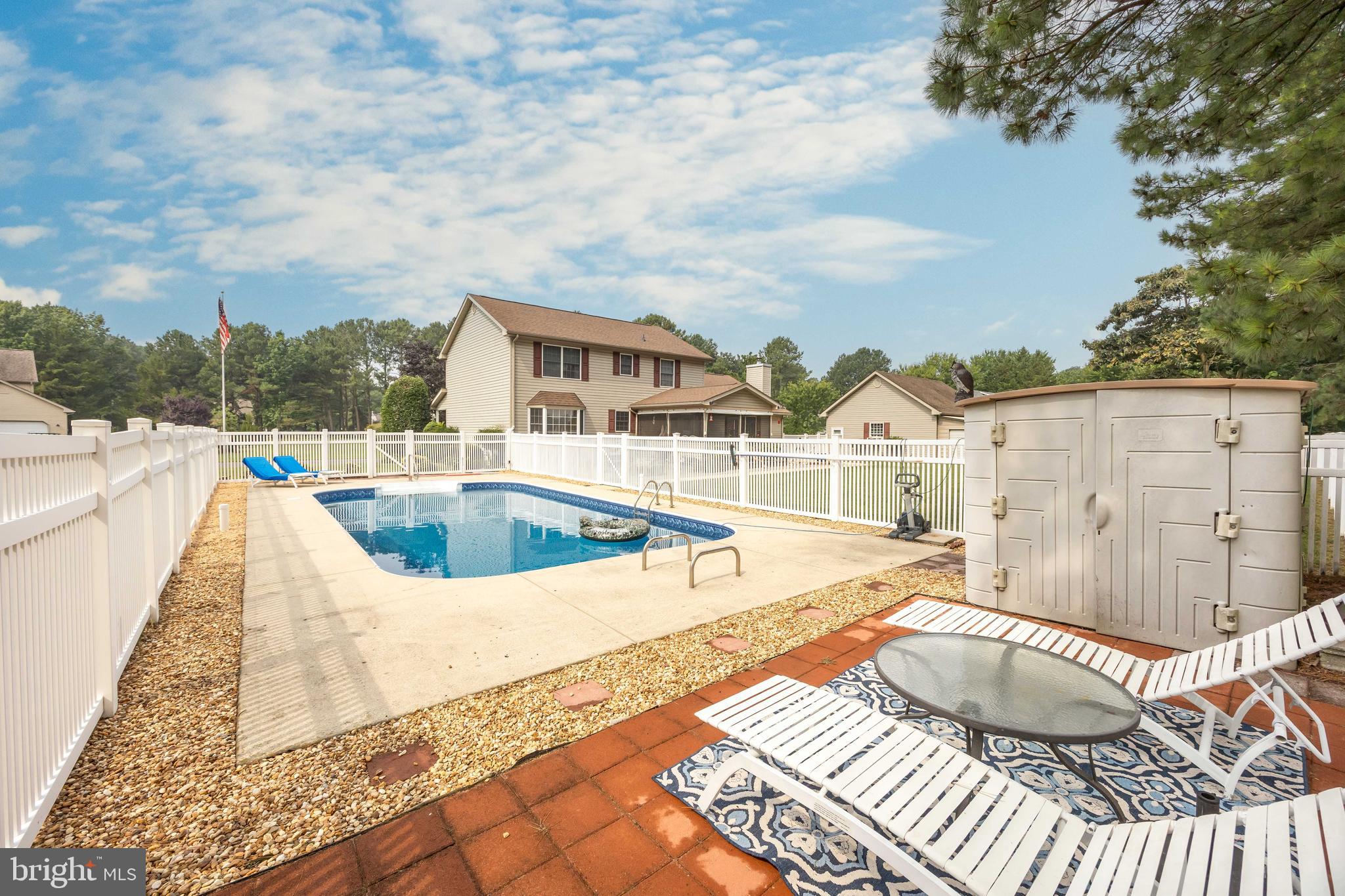THE HOLLYS - Residential