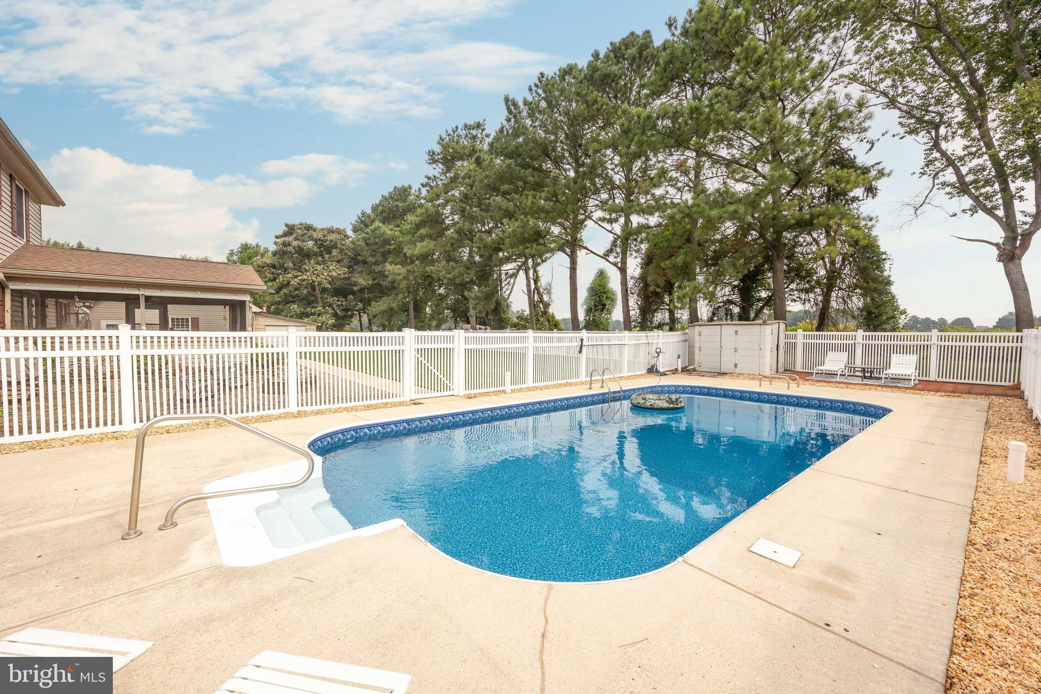 THE HOLLYS - Residential