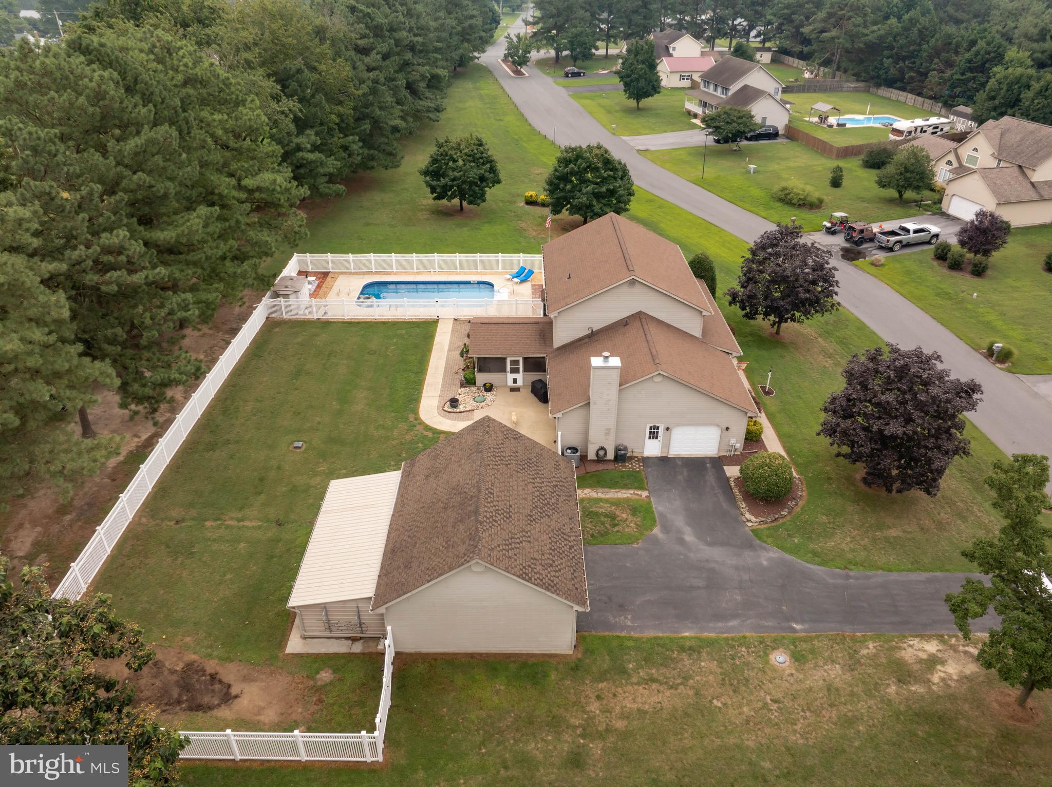 THE HOLLYS - Residential