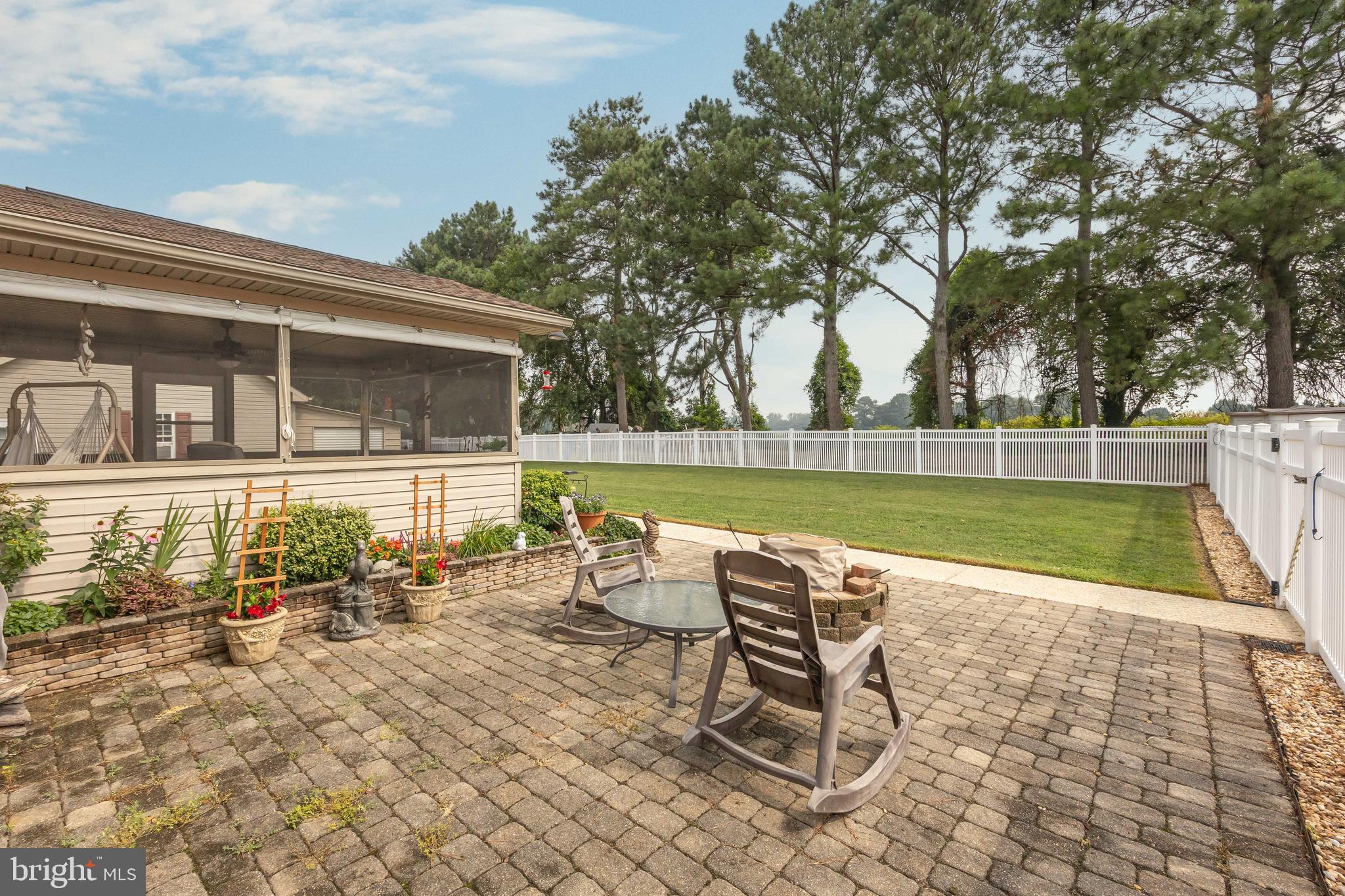 THE HOLLYS - Residential