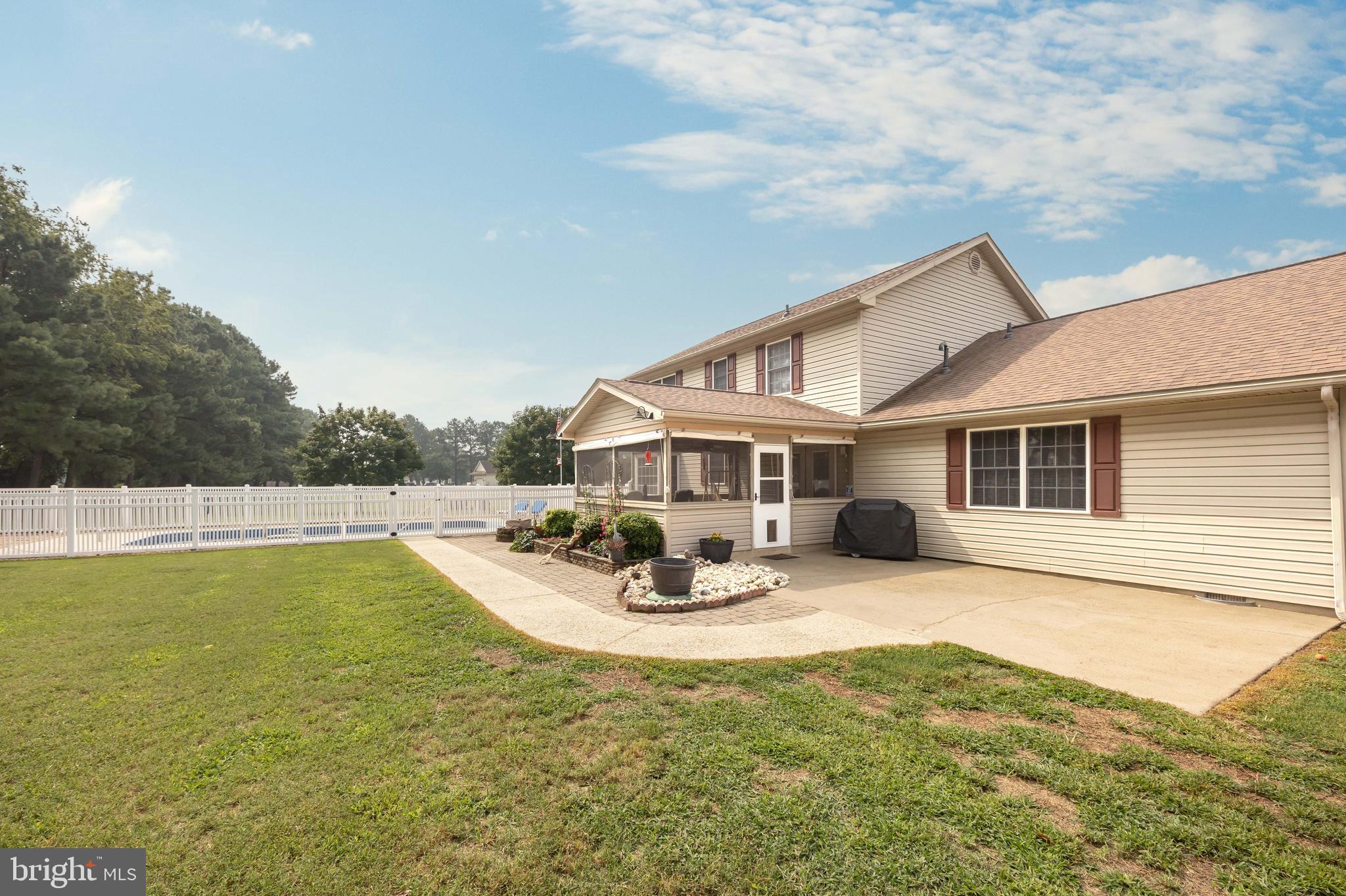 THE HOLLYS - Residential