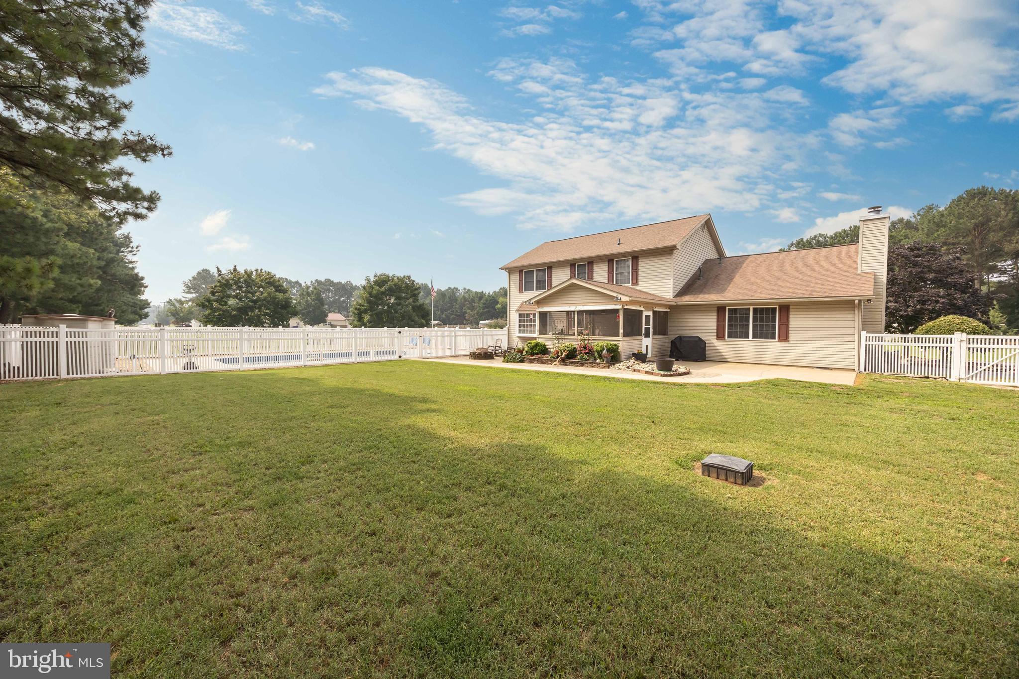 THE HOLLYS - Residential