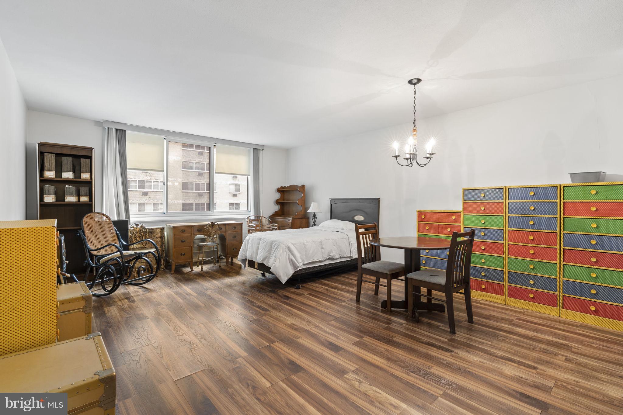 LOGAN SQUARE - Residential