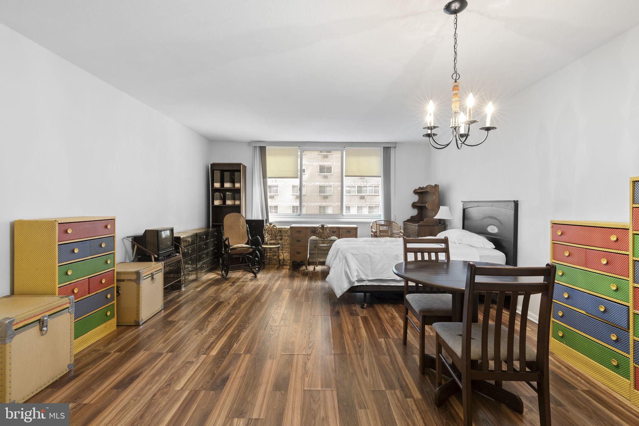 LOGAN SQUARE - Residential
