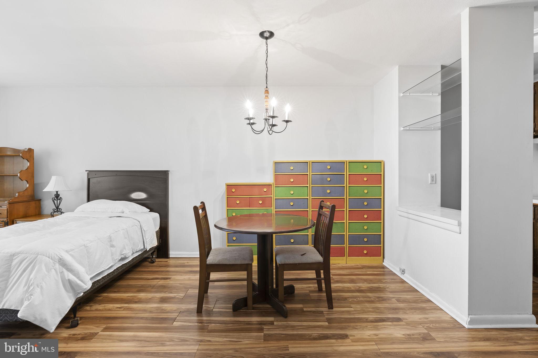 LOGAN SQUARE - Residential