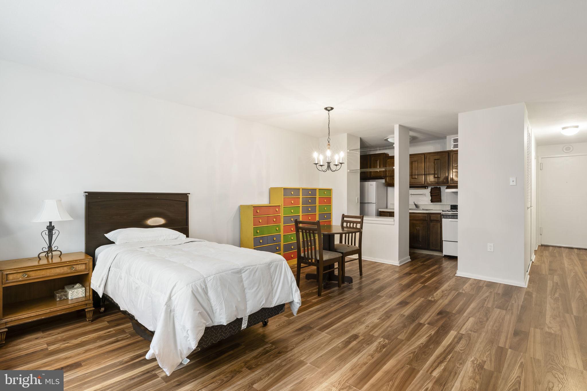 LOGAN SQUARE - Residential