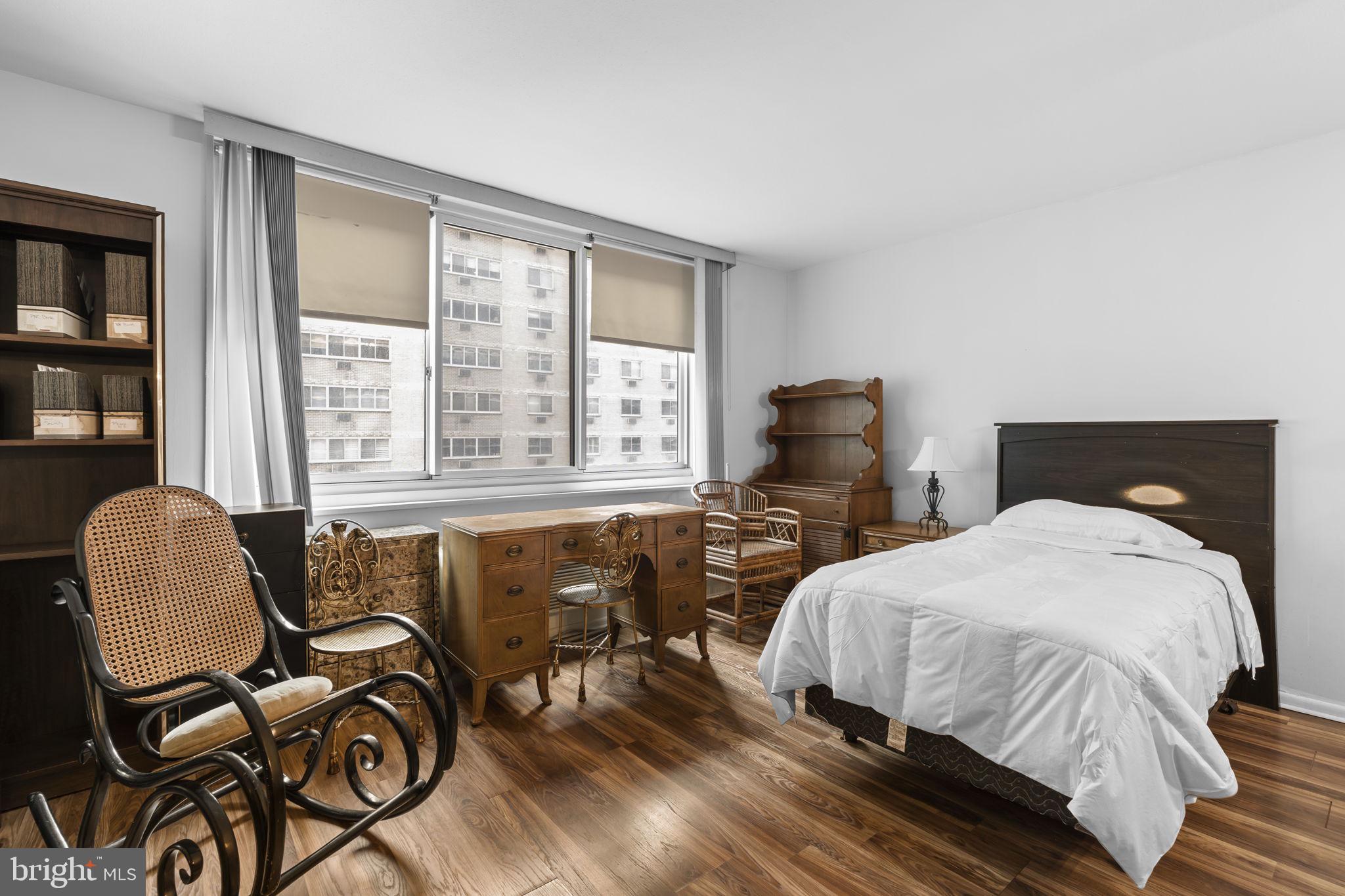LOGAN SQUARE - Residential