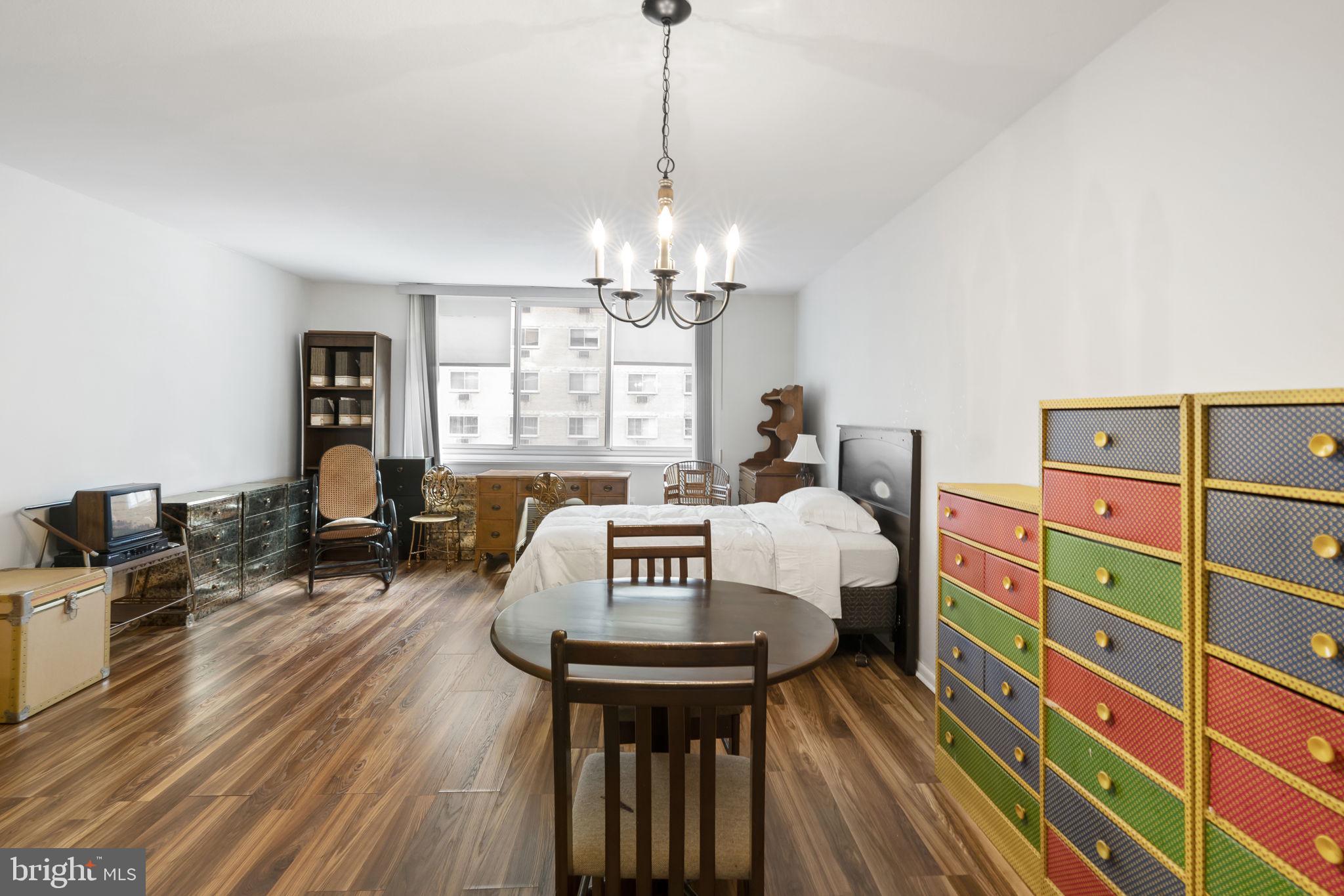 LOGAN SQUARE - Residential