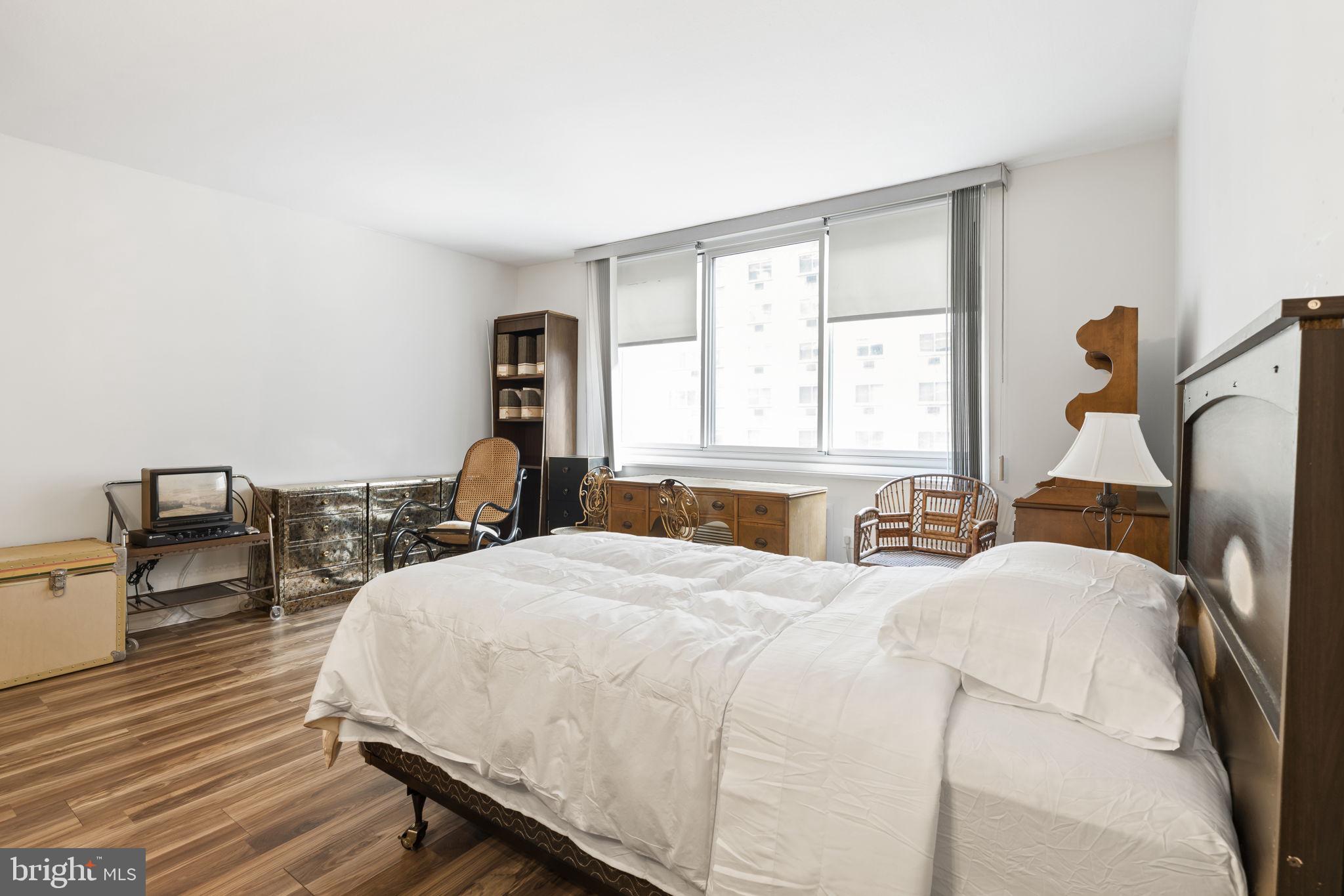 LOGAN SQUARE - Residential
