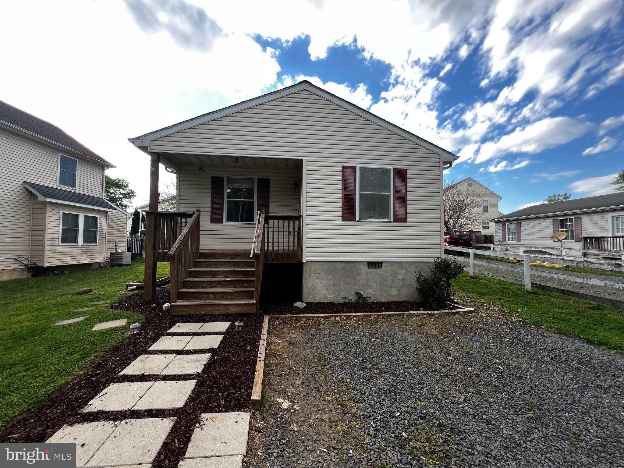 Adorable rambler with 3 bedrooms. Located in the town of Marshall, close to shopping and just one mile from I-66. Great commuter location.