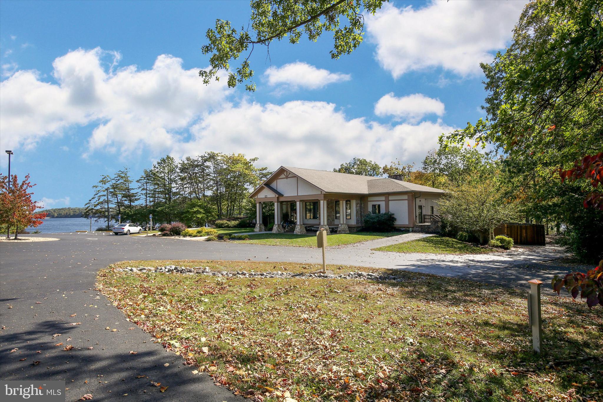 LAKE HOLIDAY ESTATES - Land