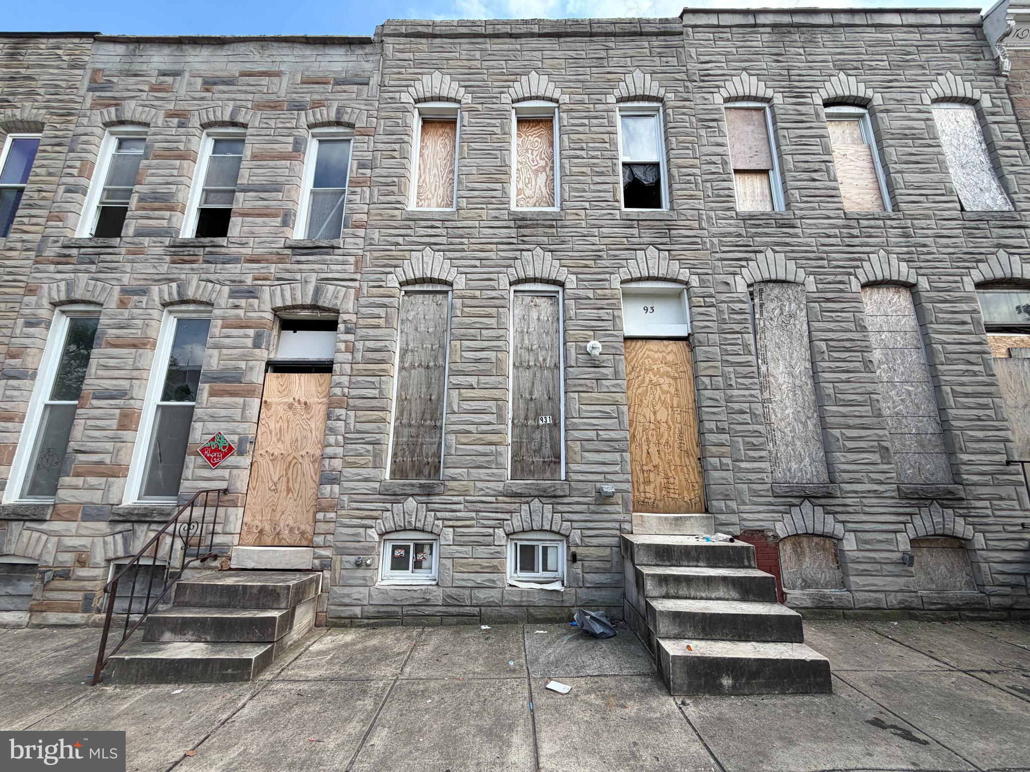 ONLINE AUCTION: Bidding begins 07/16/2026 @ 10:00 AM. Bidding ends 07/20/2026 @ 11:30 AM. List Price is Suggested Opening Bid. Deposit: $5,000. This auction takes place on the Ashland Auction Group Website Bidding Platform. 2 Story Townhouse located in the Carrollton Ridge area. JUST MINUTES to Carroll Park Golf Course. Easy access to major traffic artery S Fulton Ave.