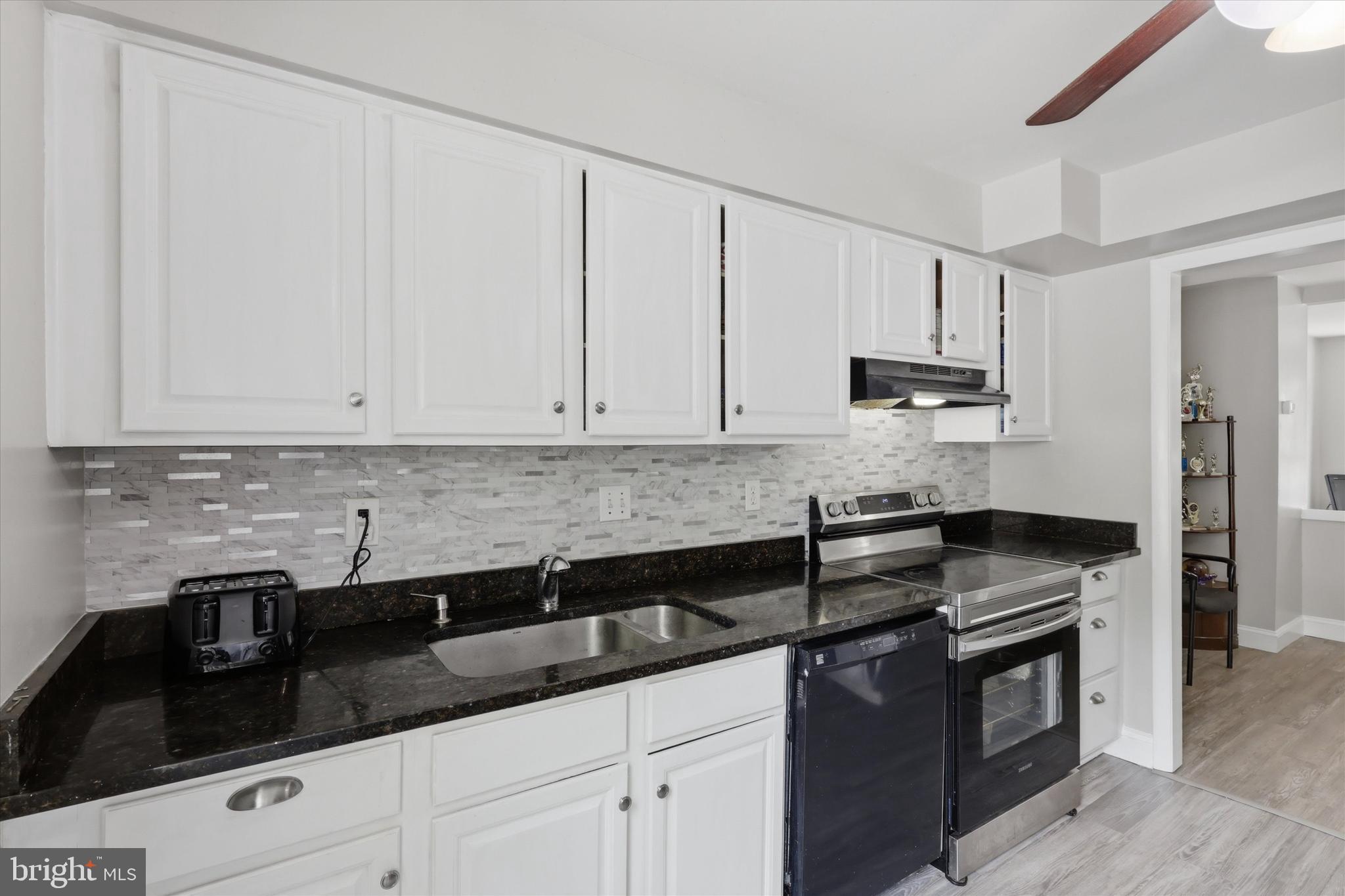 COUNTRY RD TOWNHOUSES - Residential