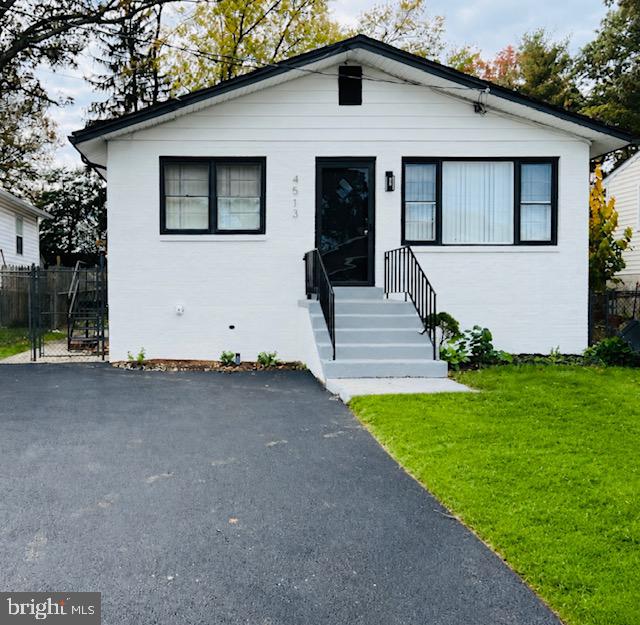 RENOVATED SINGLE FAMILY HOME!!!  THIS HOME HAS 6 BEDROOMS AND  2 FULLY RENOVATED BATHROOMS!!!    2 FULL RENOVATED KITCHENS!!!  2 LIVING ROOM AREAS!!  2 DINING AREAS!!!  LAUNDRY ROOM!!!  NEW FLOORING!!  SEPARATE ENTRANCE TO LOWER LEVEL!!   DRIVEWAY!!!  LARGE BACK YARD!!!  GREAT HOME FOR INVESTOR OR MULTIGENERATIONAL LIVING!!!  GO SEE THIS HOME NOW!!!