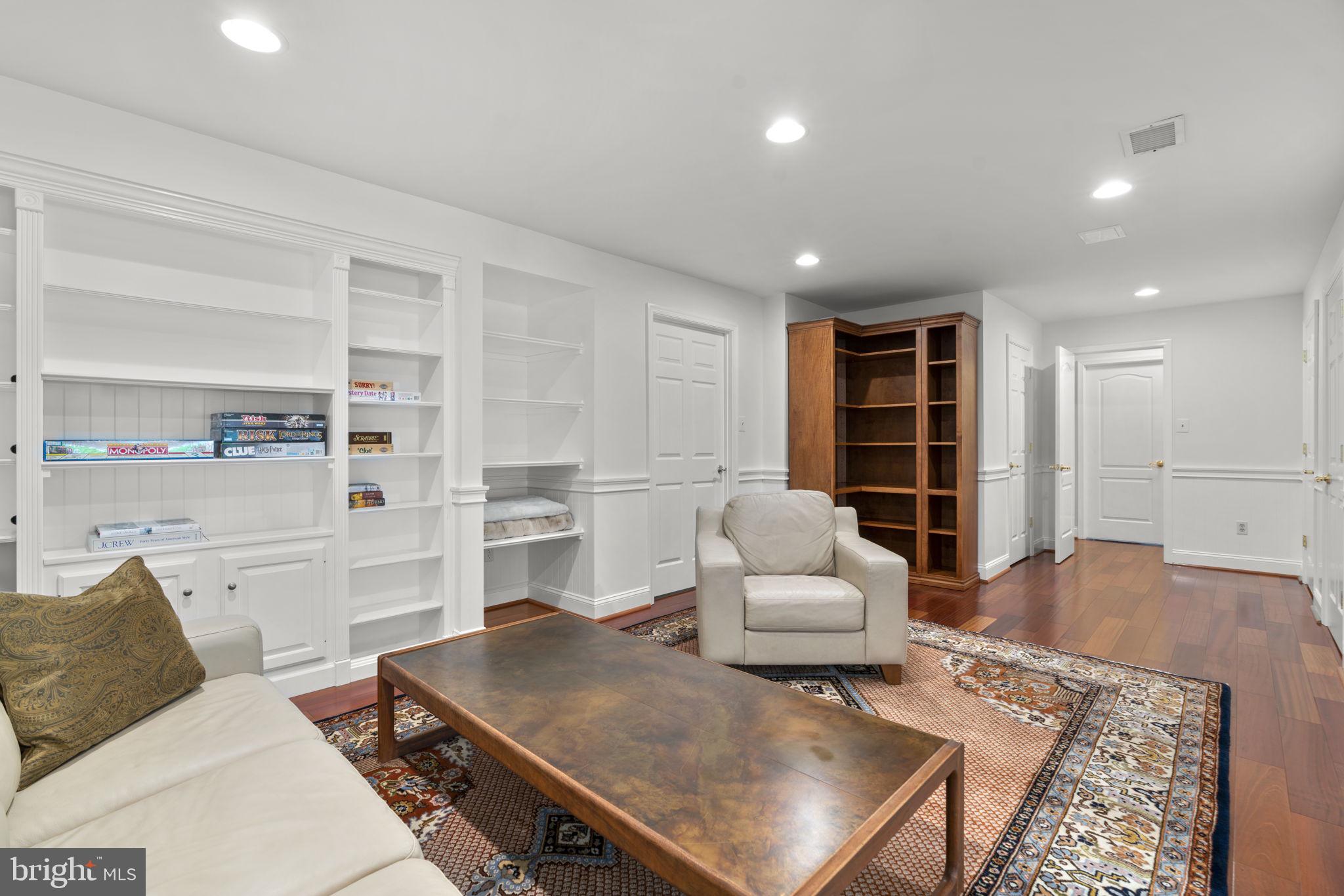 VILLAGE OF RIVER HILL - Residential