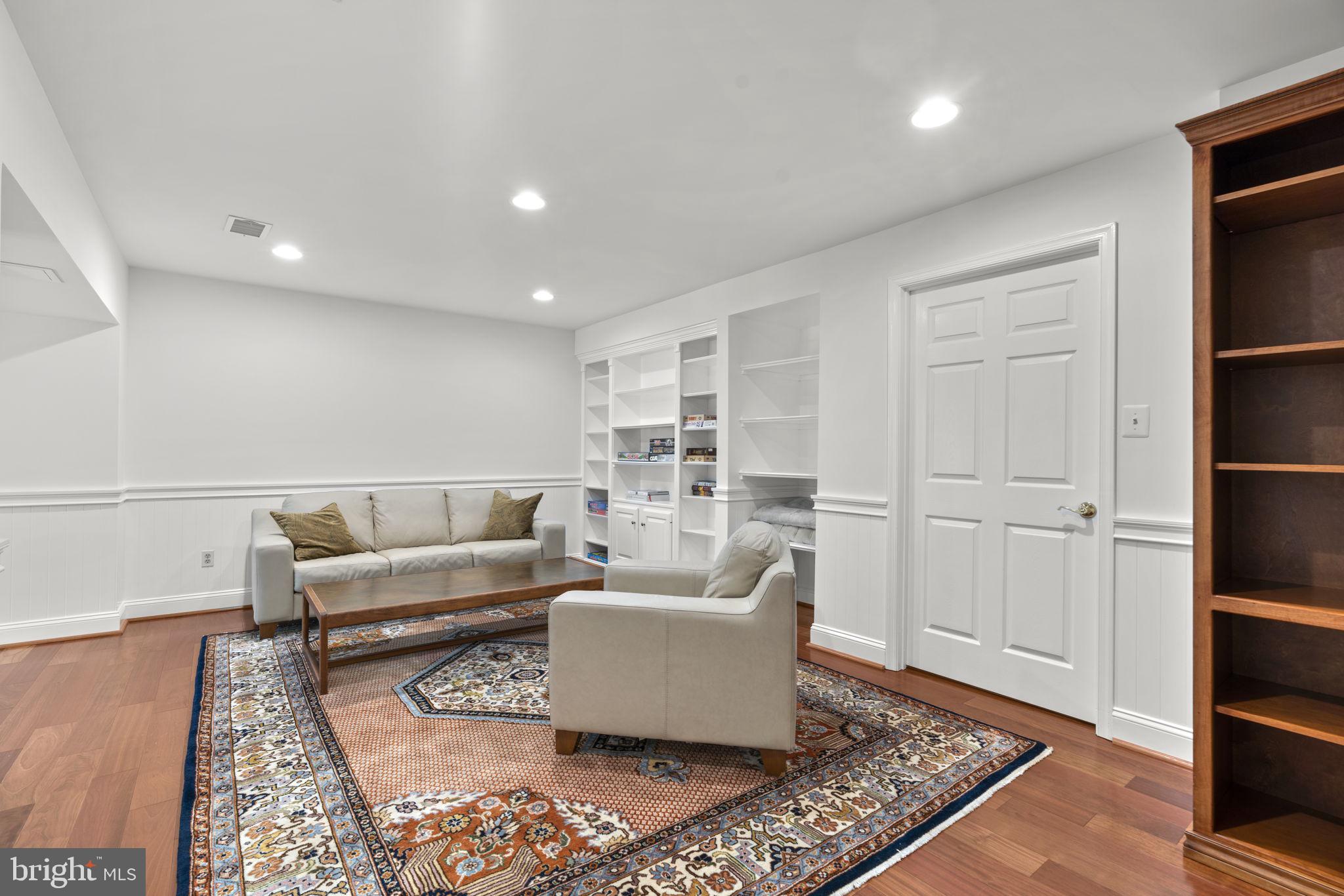 VILLAGE OF RIVER HILL - Residential