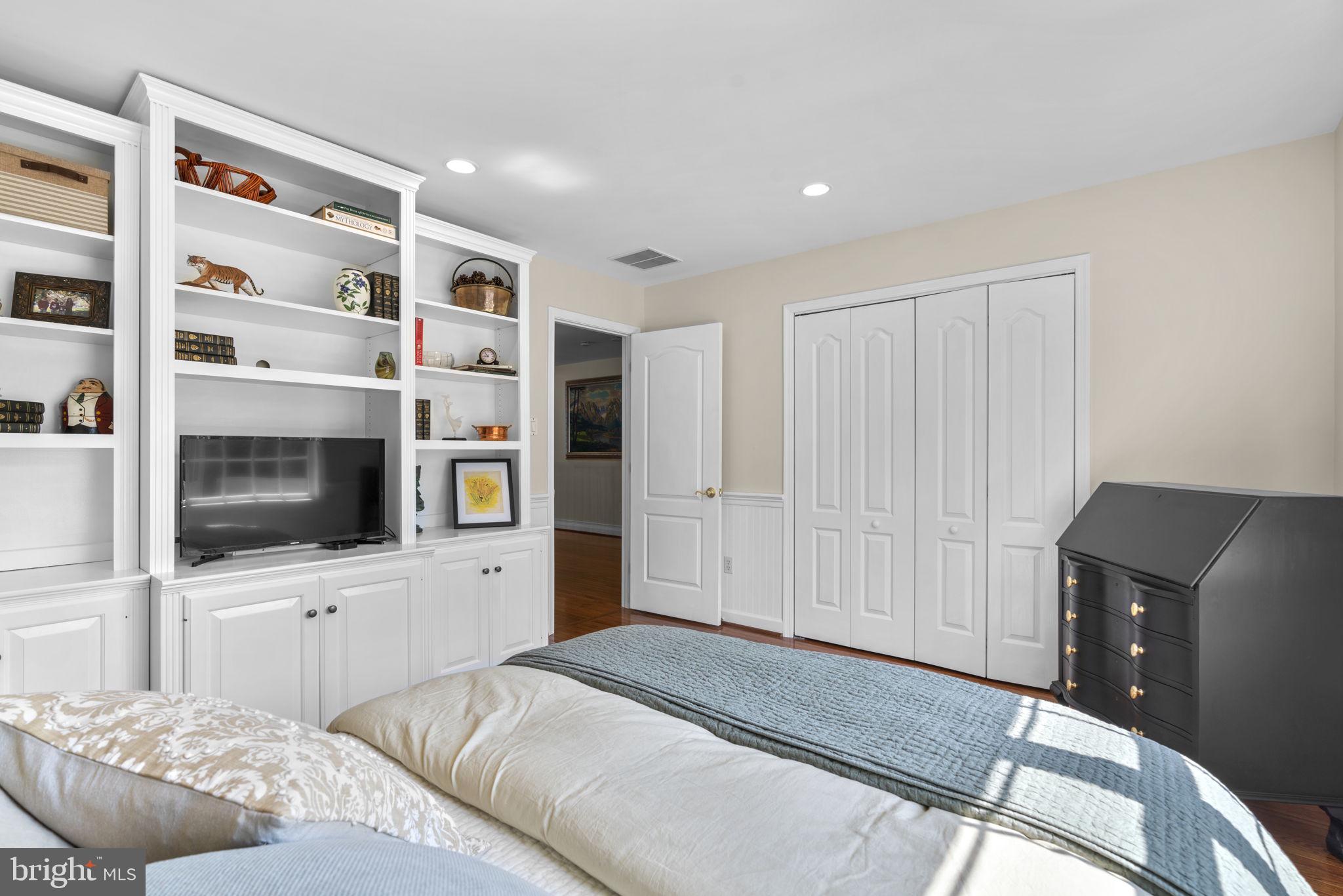 VILLAGE OF RIVER HILL - Residential