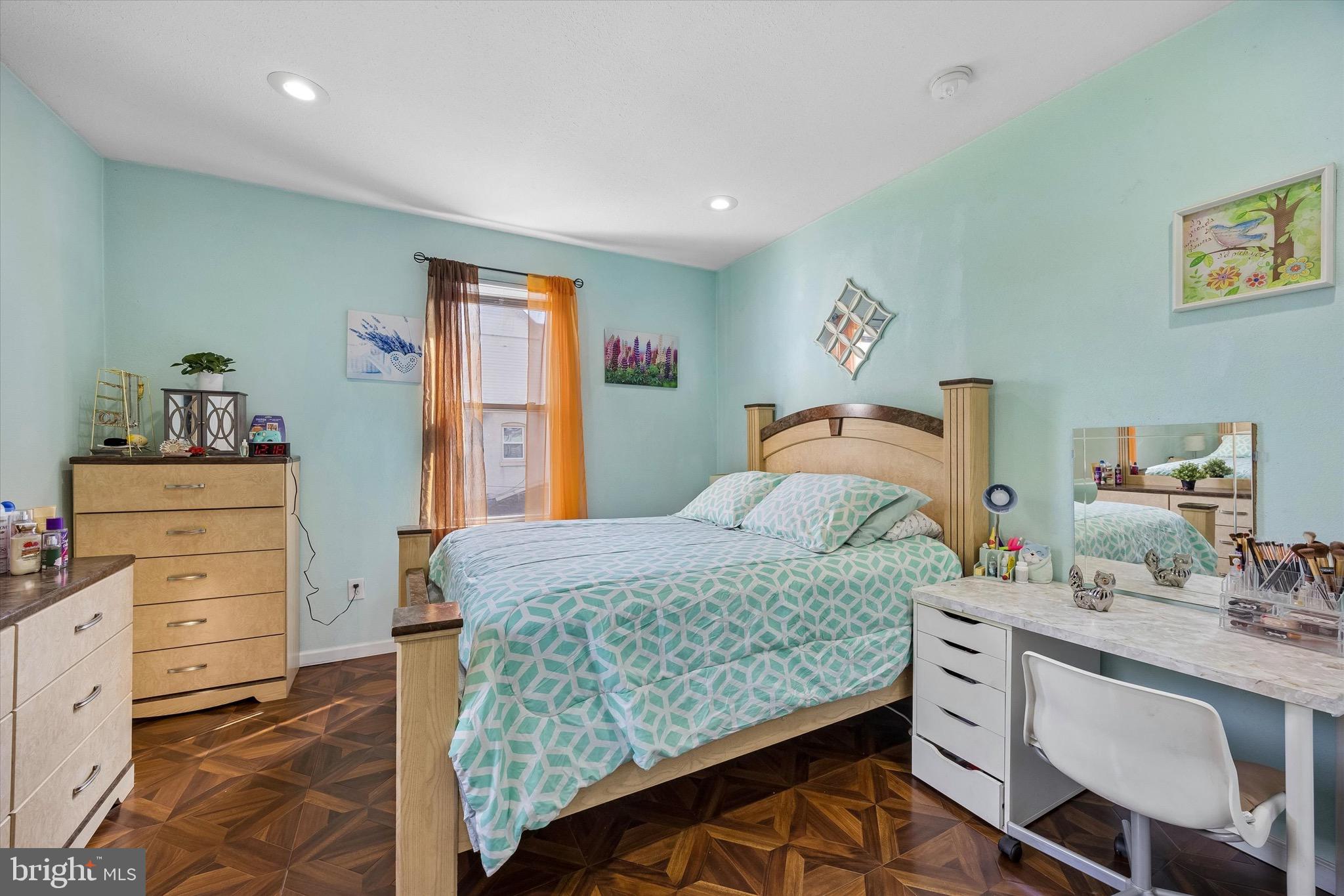 EAST OAK LANE - Residential